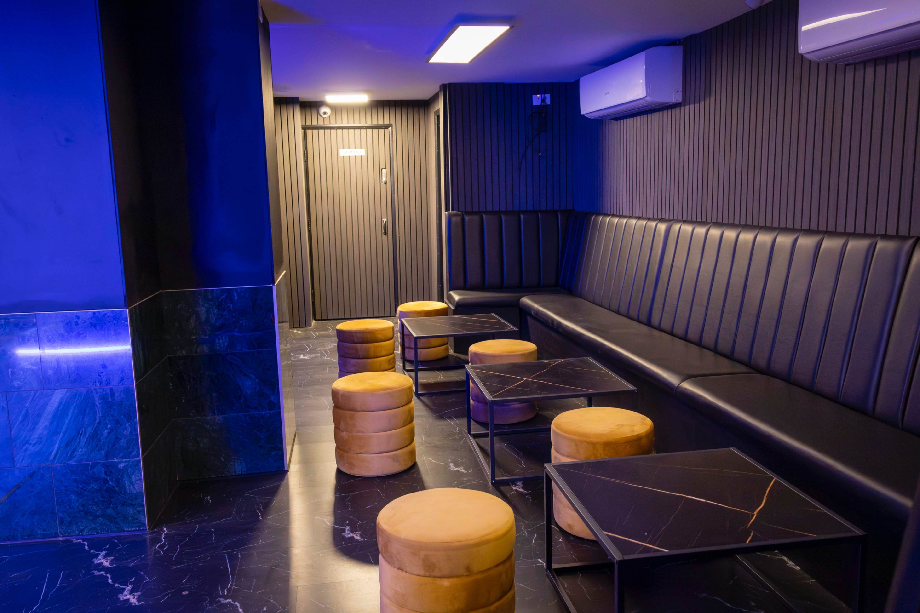 Flexible Basement Bar with Modern Interior Image in London, London, ENG