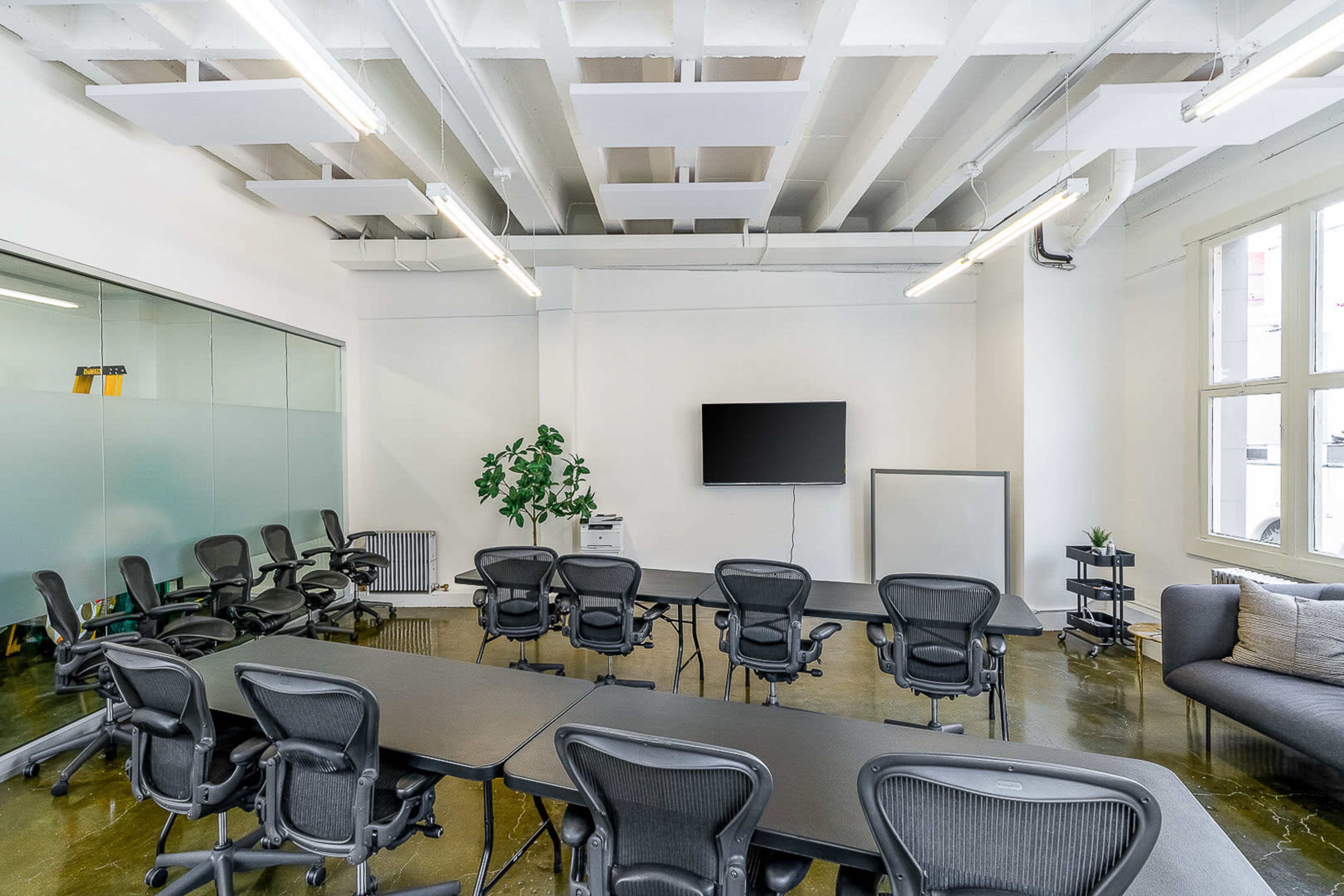 Bright & Spacious Private Corner Room in Historic Building – Huge Windows & High Ceilings Image in SoMa, San Francisco, CA