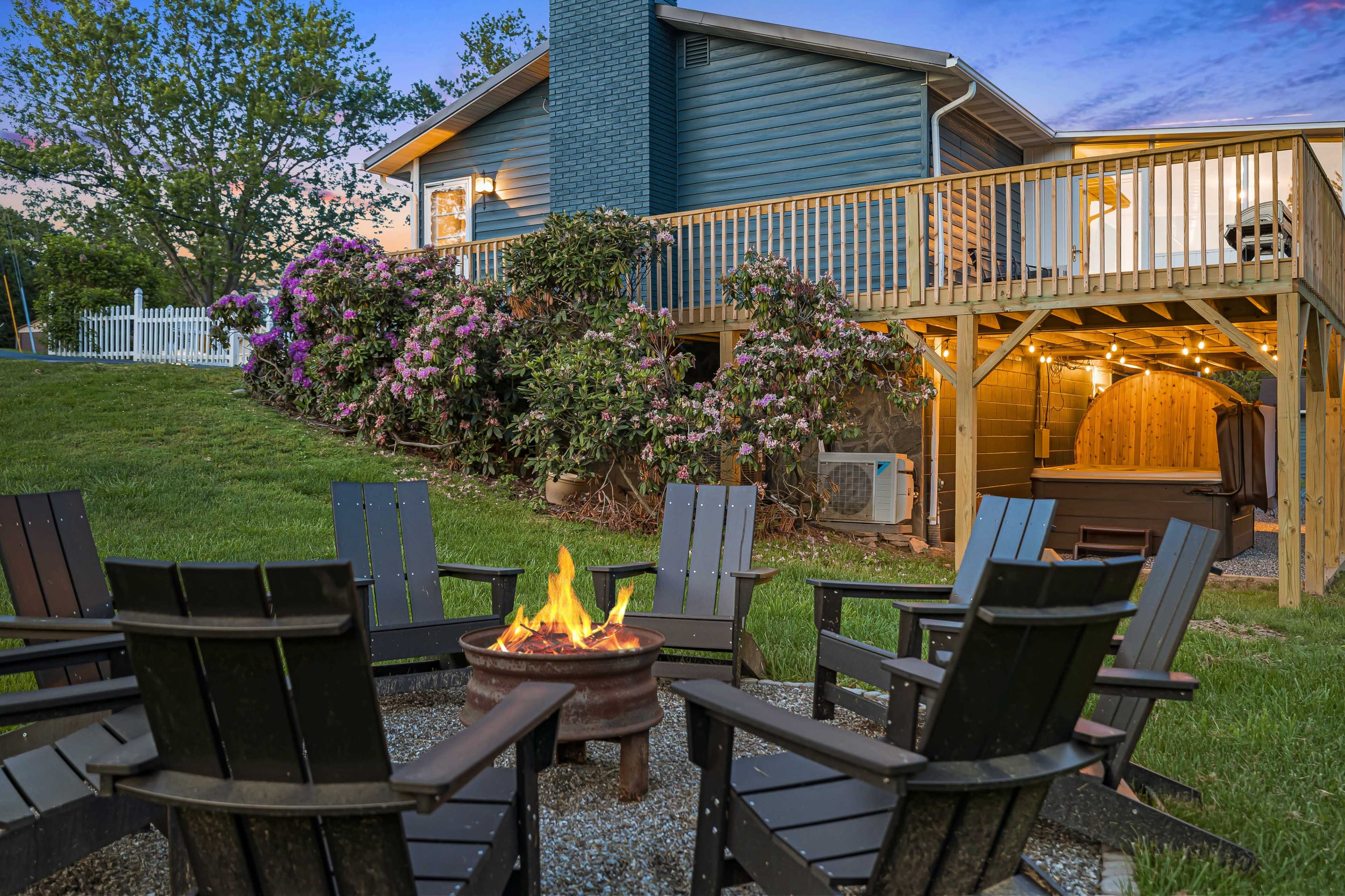 2 Kitchens, Karaoke, Sunroom, Hottub,Sauna,15m AVL Image in , Asheville, NC