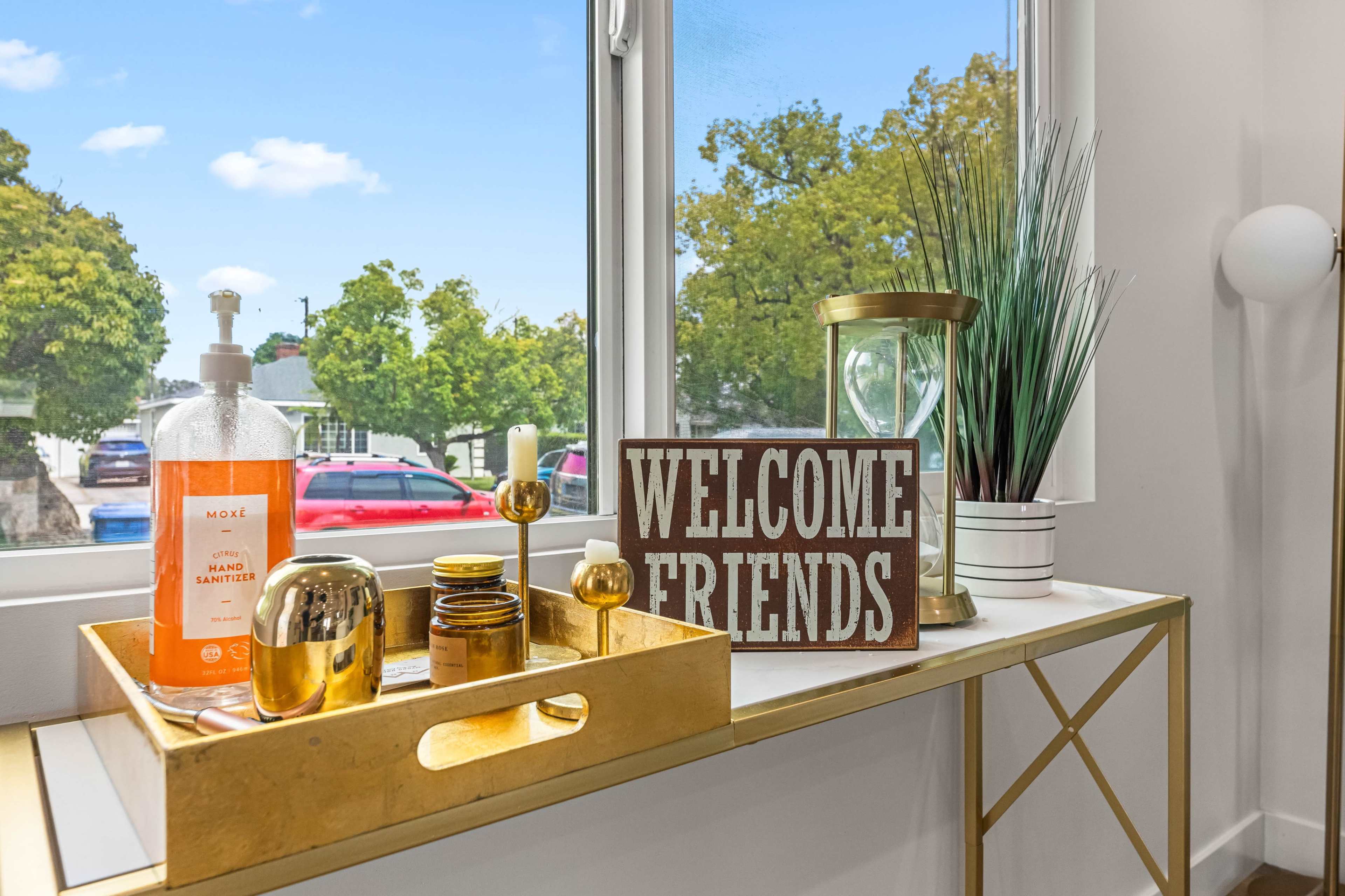 Modern & Stylish space for Creative Projects, Near Burbank! Image in North Hollywood, Los Angeles, CA