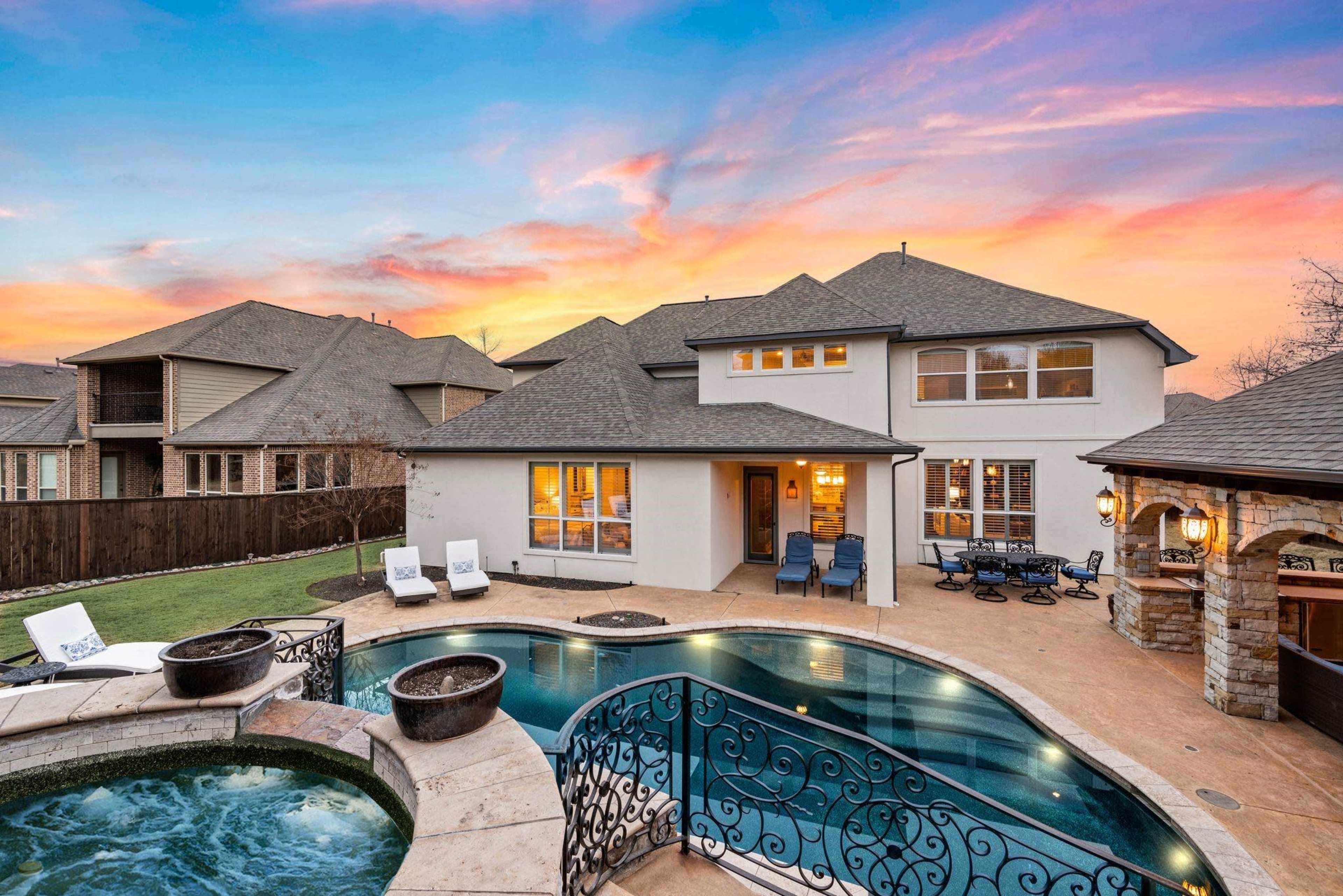 Venetian-style Pool/Spa combination Backyard Image in Heritage, Fort Worth, TX