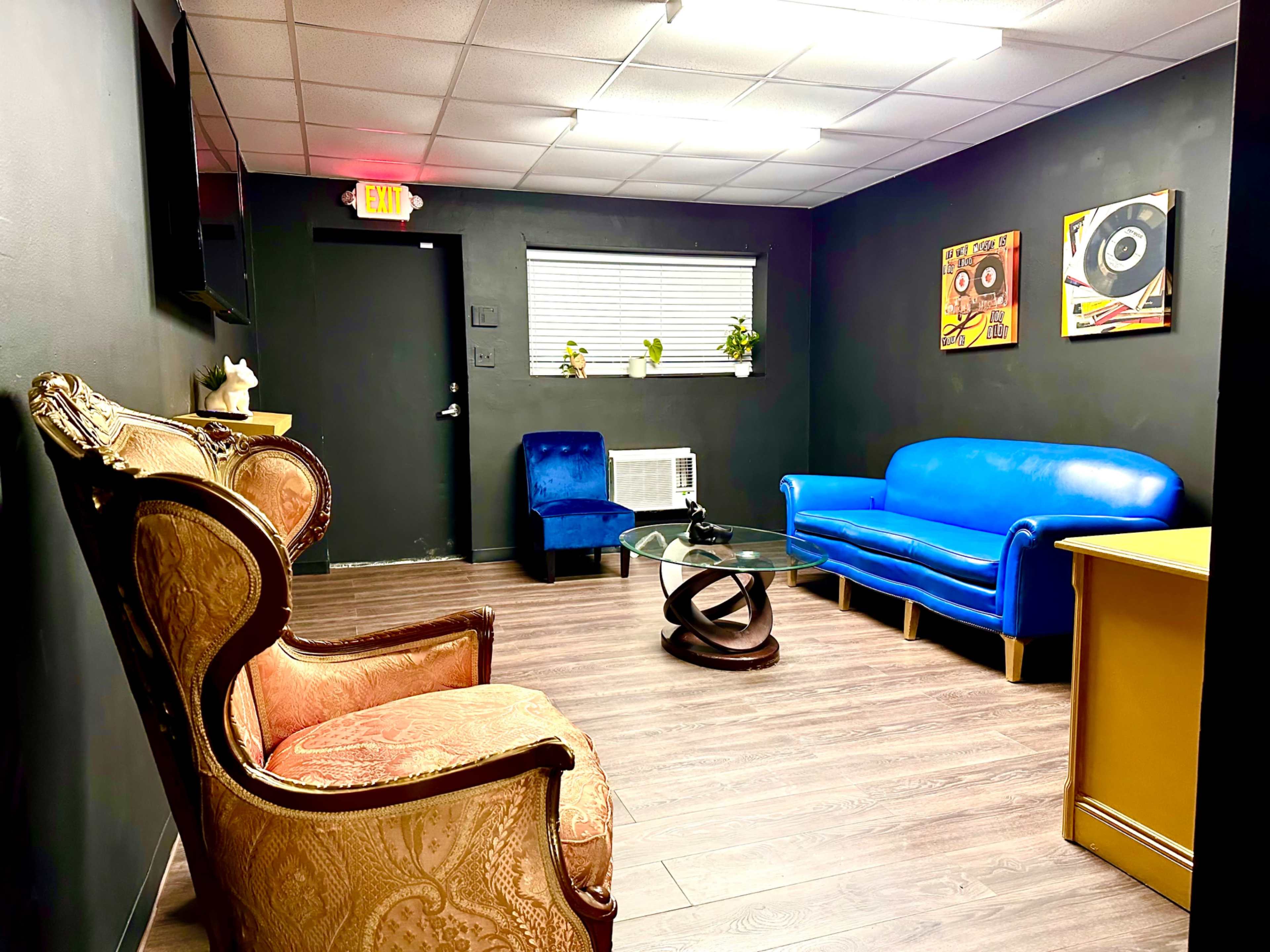 Houston's Unique Creative Space centrally located great for photo/video shoots, pod cast, and meetings ! Image in Westside, Houston, TX