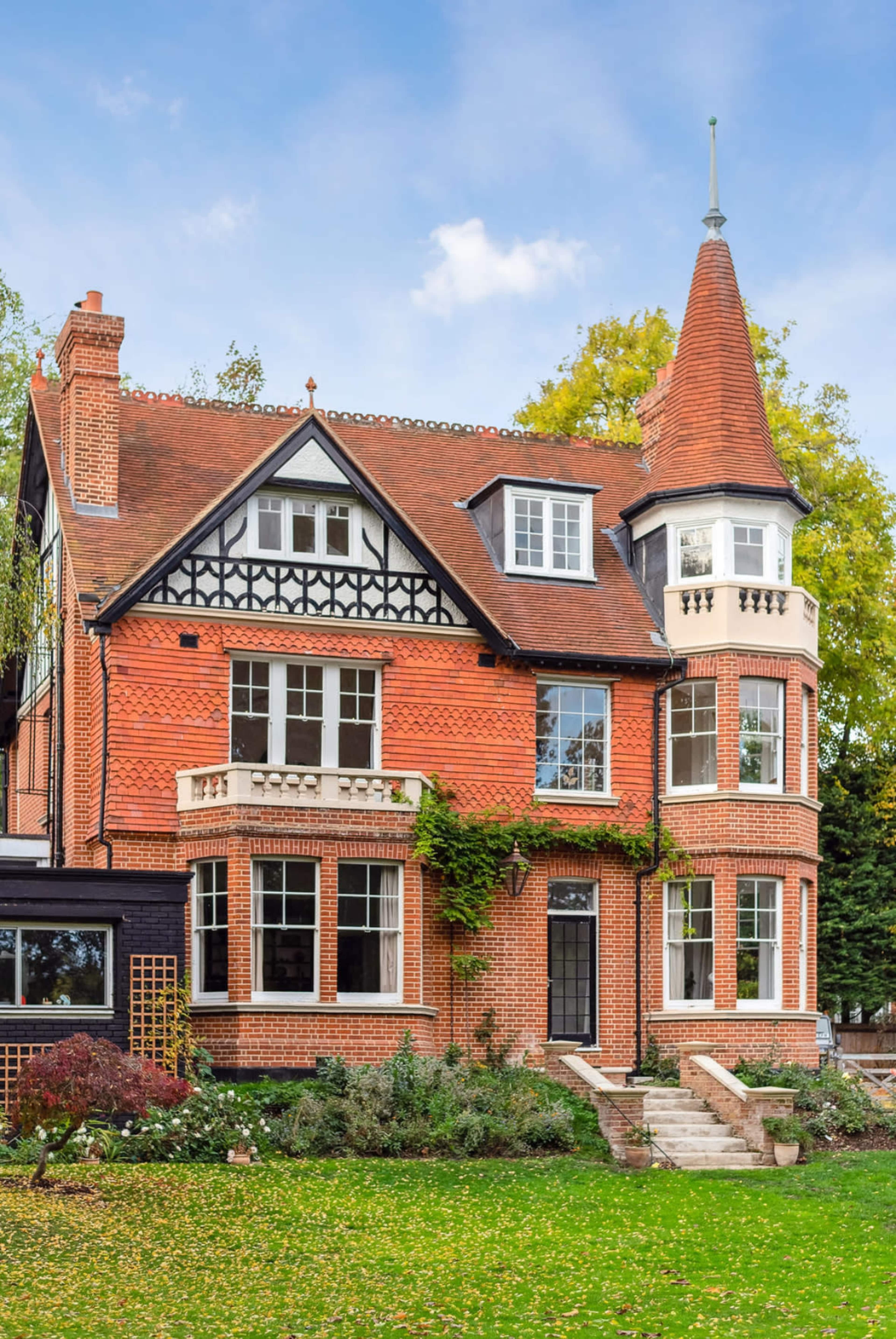 Victorian Mansion with Turret & River Access Image in Molesey, East Molesey, ENG