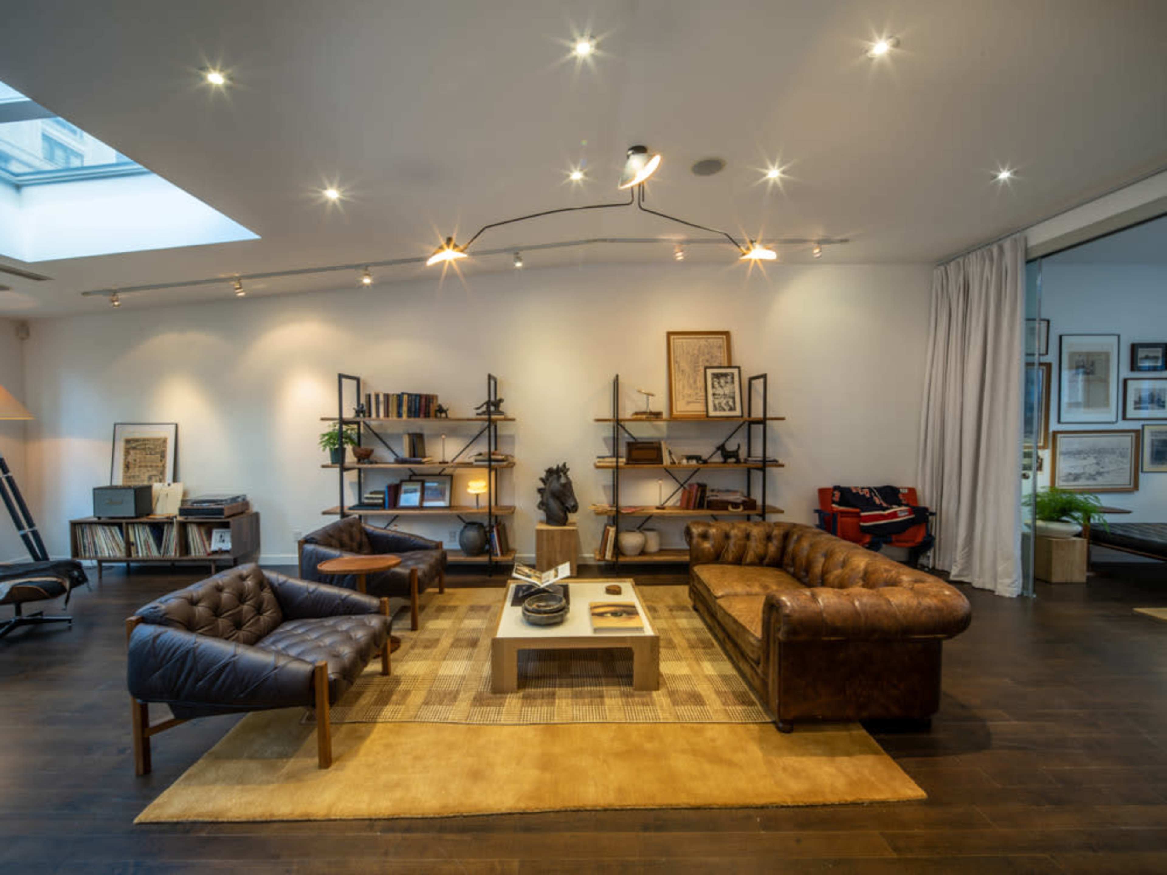 Quiet, Natural Daylight Penthouse for Filmed Interviews & Content Creation Image in Midtown Manhattan, New York, NY