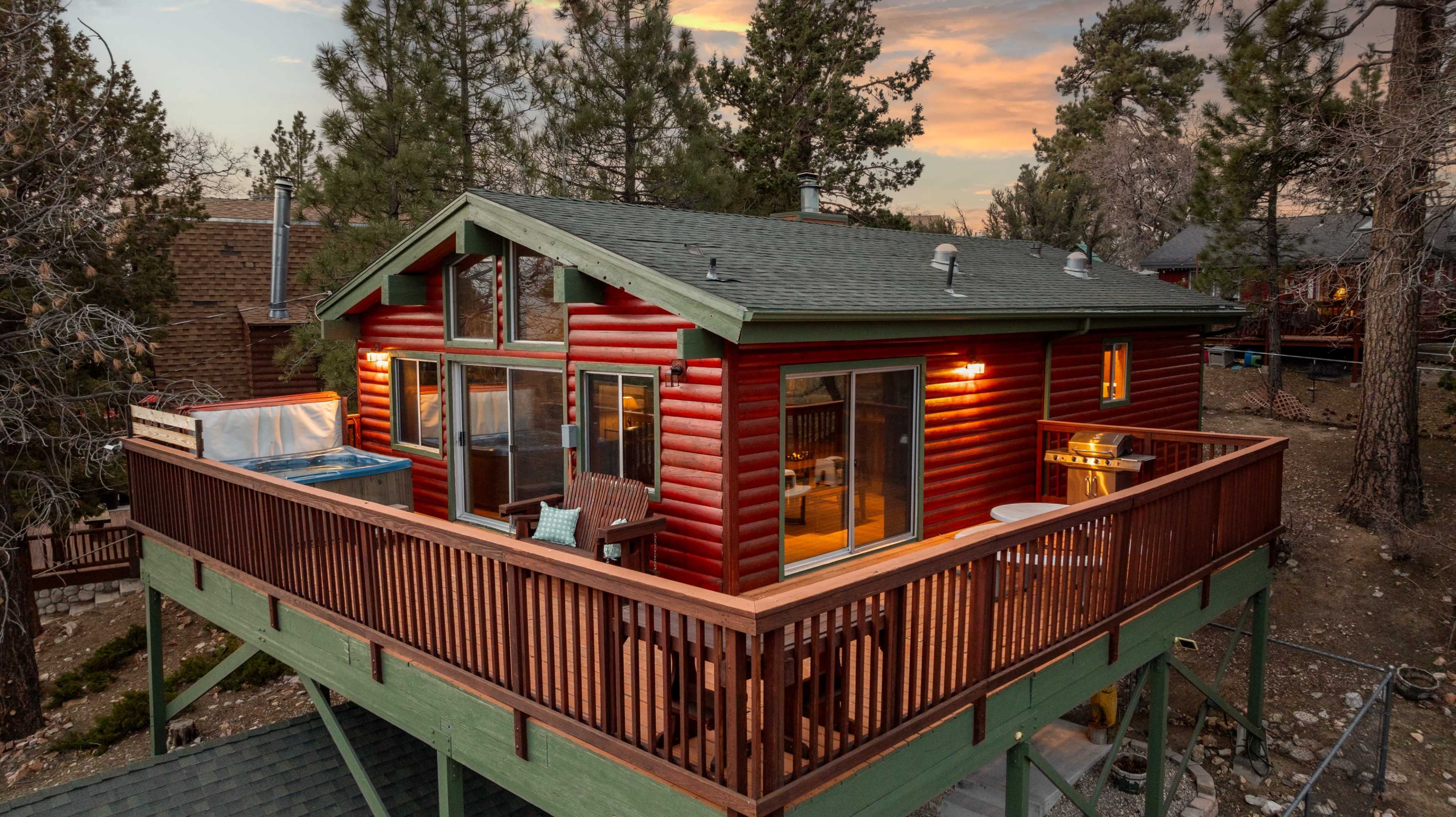 Stunning Cabin w/gorgeous views, deck, yard &  spa. Image in Big Bear Lake, Big Bear Lake, CA