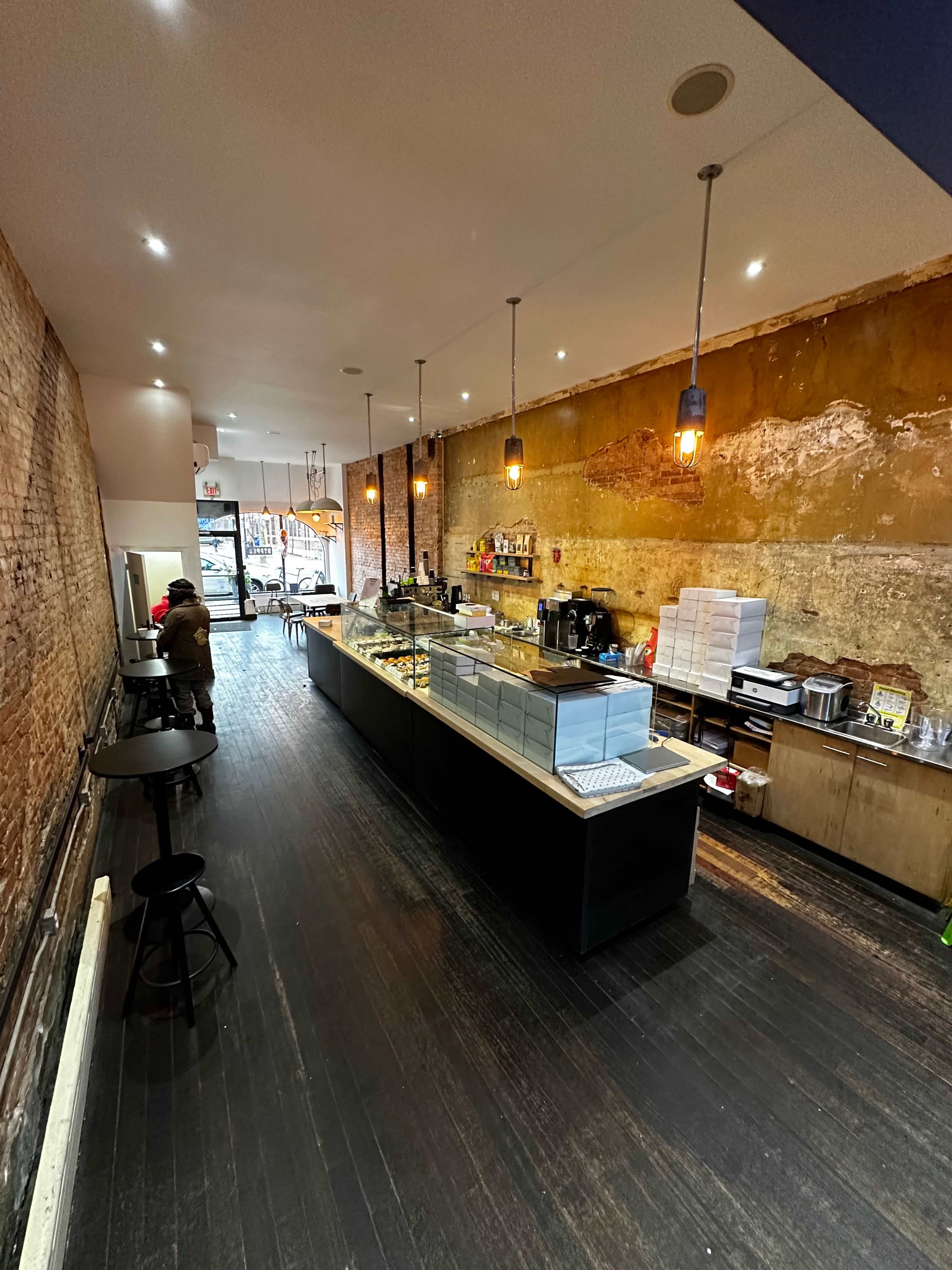 Downtown 1000sqft rustic Space with high ceilings, brick walls and cozy atmosphere Image in Parkdale, Toronto, ON