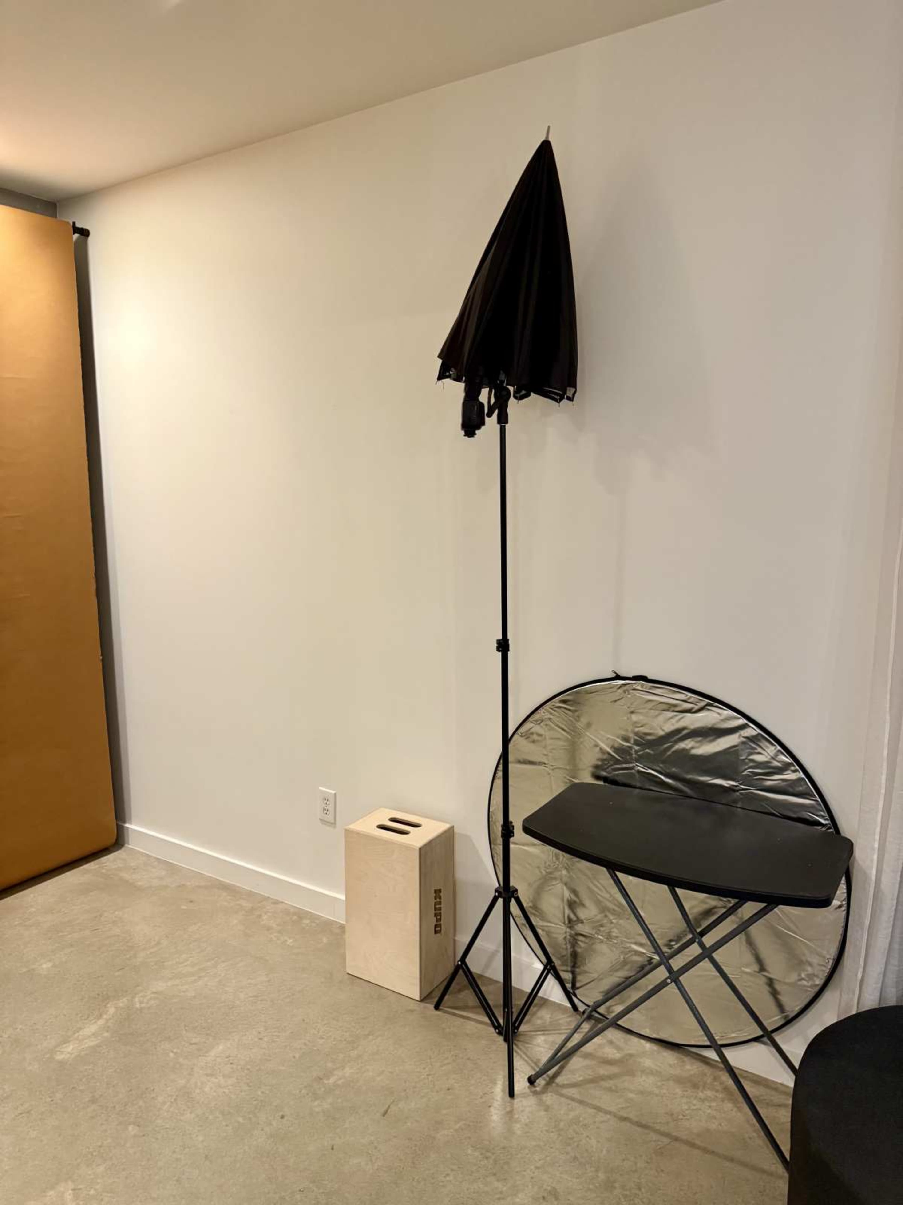 Minimalist Photo Studio w/ Bold Backdrops & Cozy Lounge – Perfect for Creatives Image in Dallas Downtown Historic District, Dallas, TX