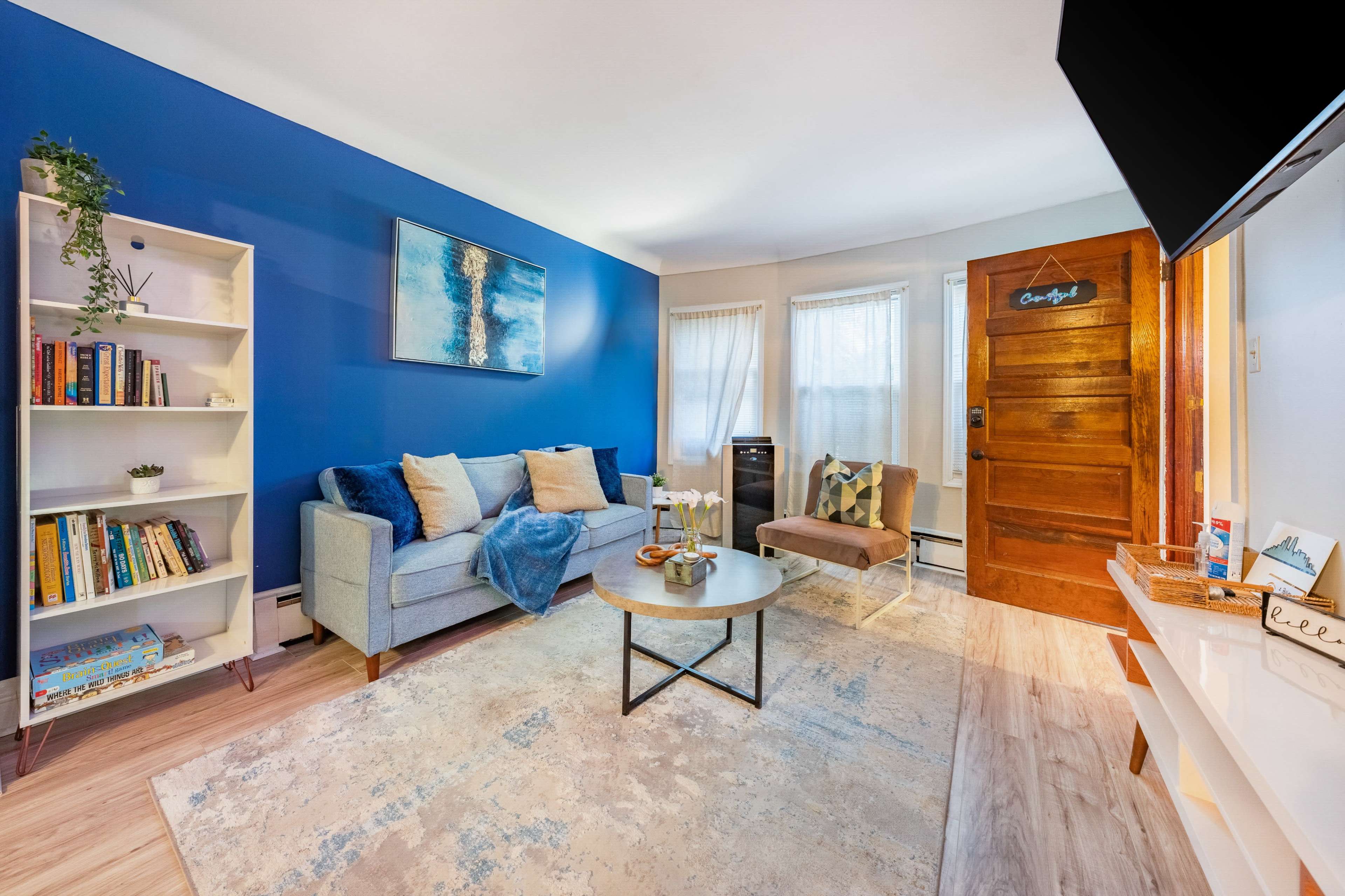 Charming and Relaxed Blue Apartment with Patio Image in South Side, Chicago, IL