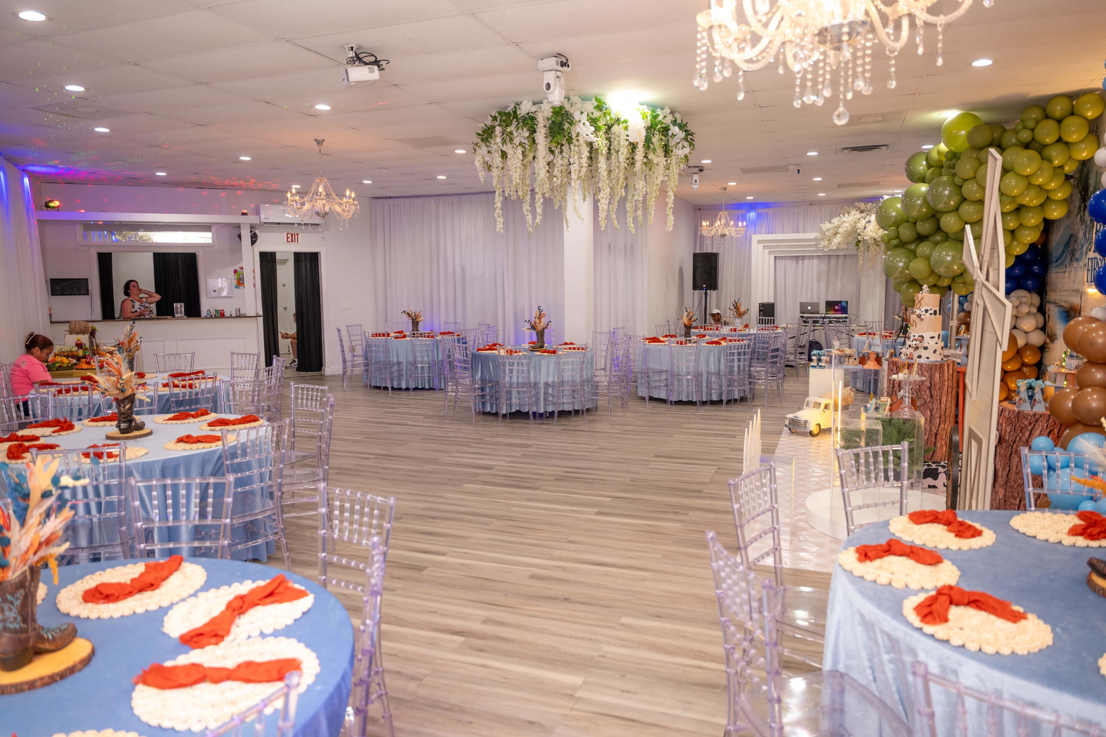Elegant Event Loft in Tampa with 10-Foot Ceilings & Modern Decor Image in Egypt Lake-Leto, Tampa, FL