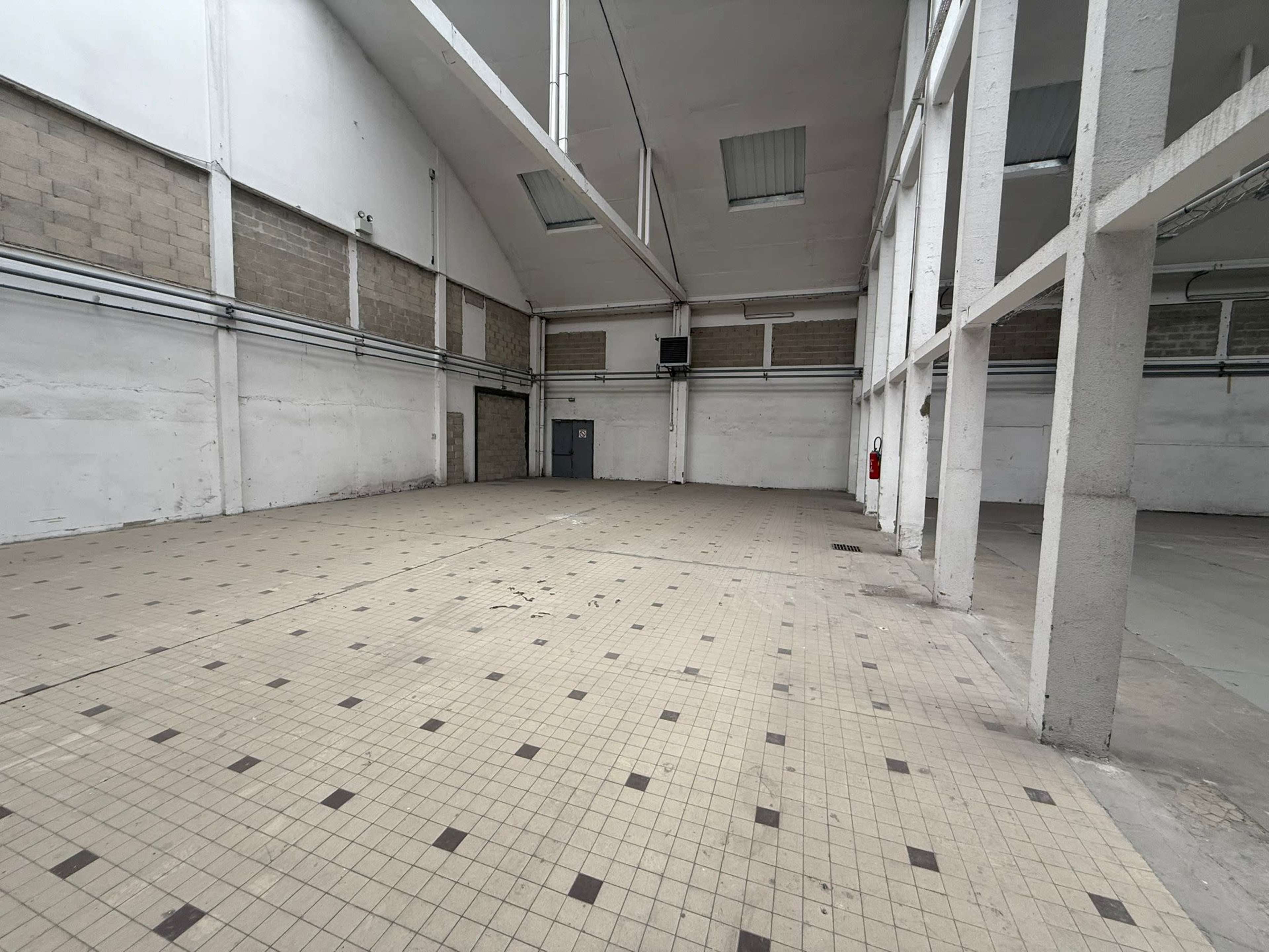 Entrepôt de 4000m² Image in , La Courneuve