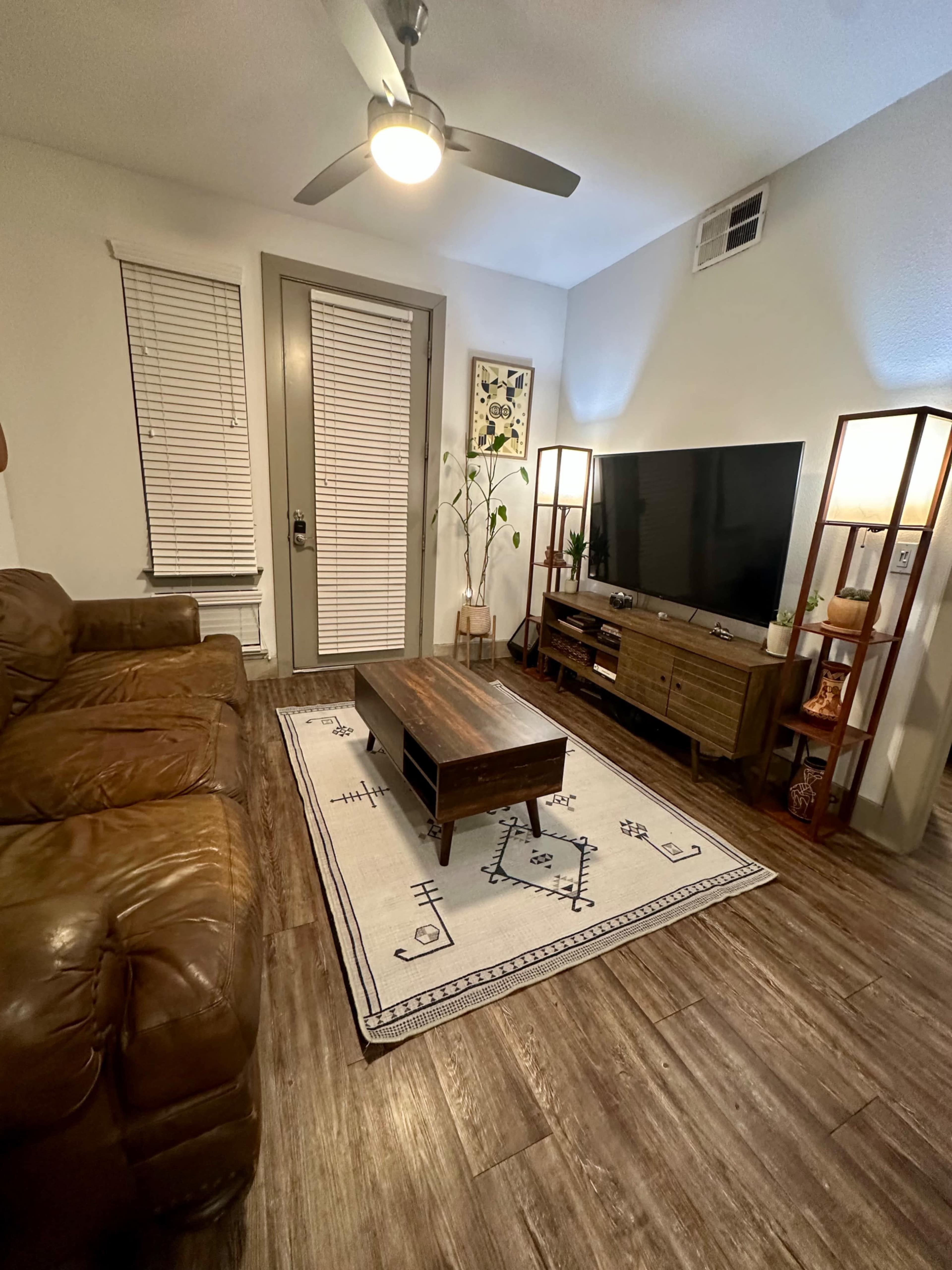East Austin Music-Inspired Designer 1BR + Huge Semi-Private Patio — East Austin | Natural Light • Photo/Video • Podcast • Meetings Image in East Cesar Chavez, Austin, TX