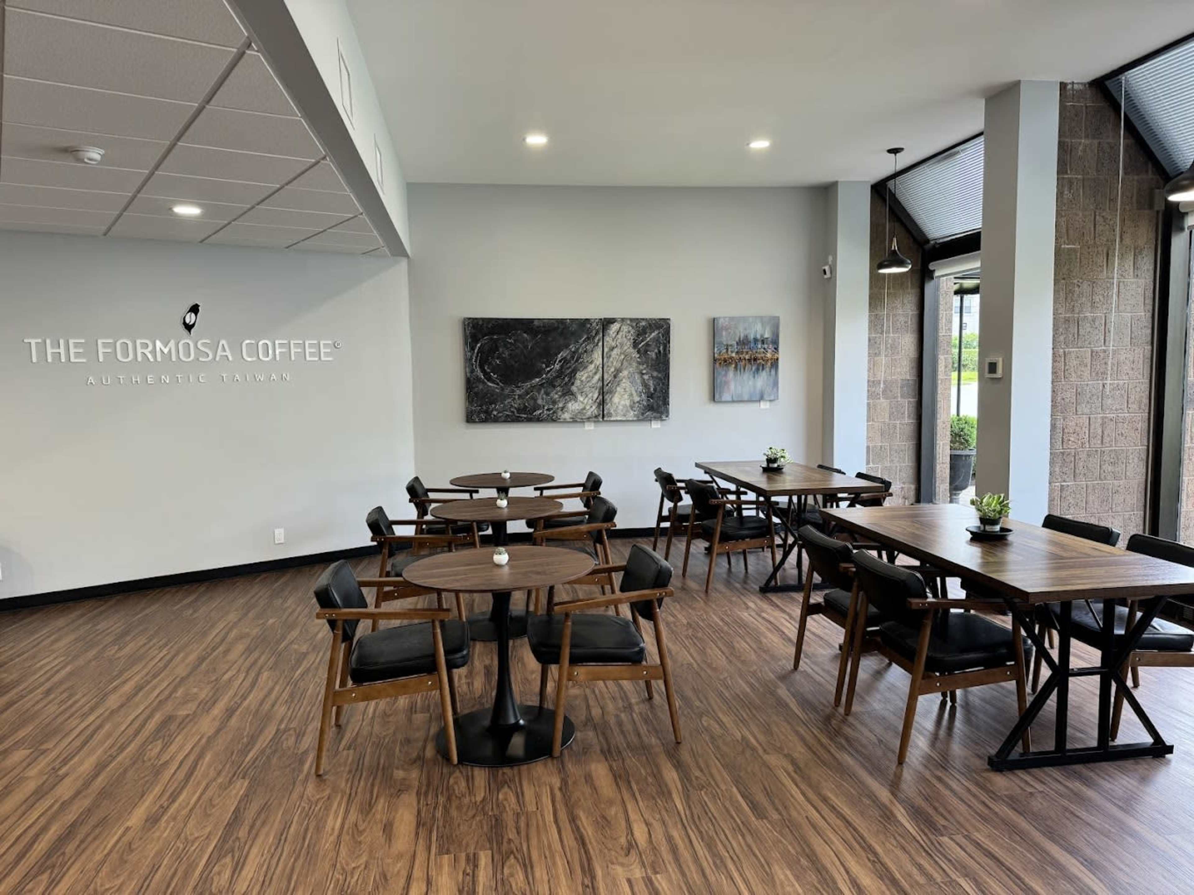 Spacious suburban Taiwanese coffee shop. Image in Eastchester, Scarsdale, NY