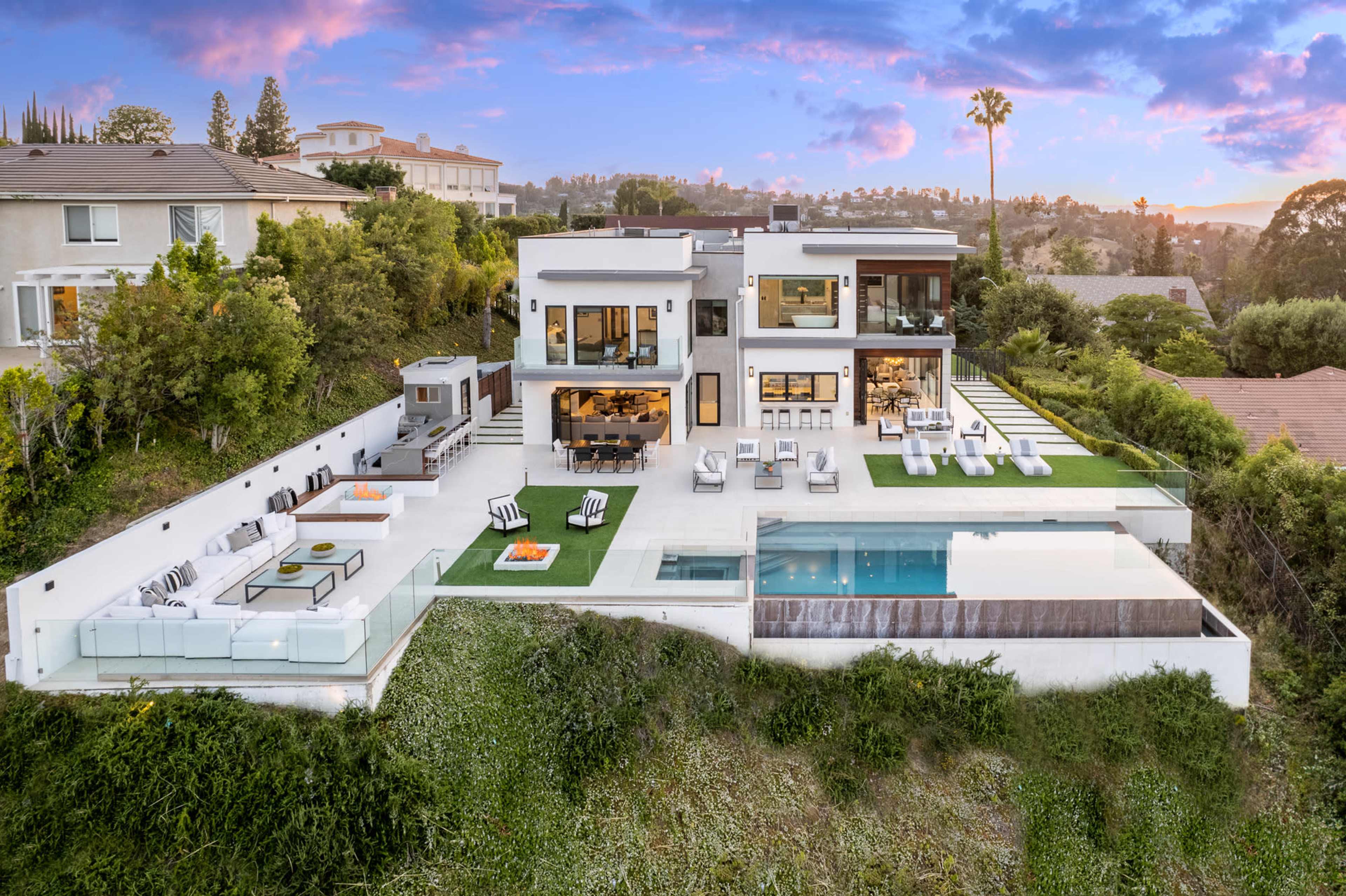 GAYLE VILLA MODERN W/INFINITY POOL CANYON VIEWS Image in Tarzana, Los Angeles, CA