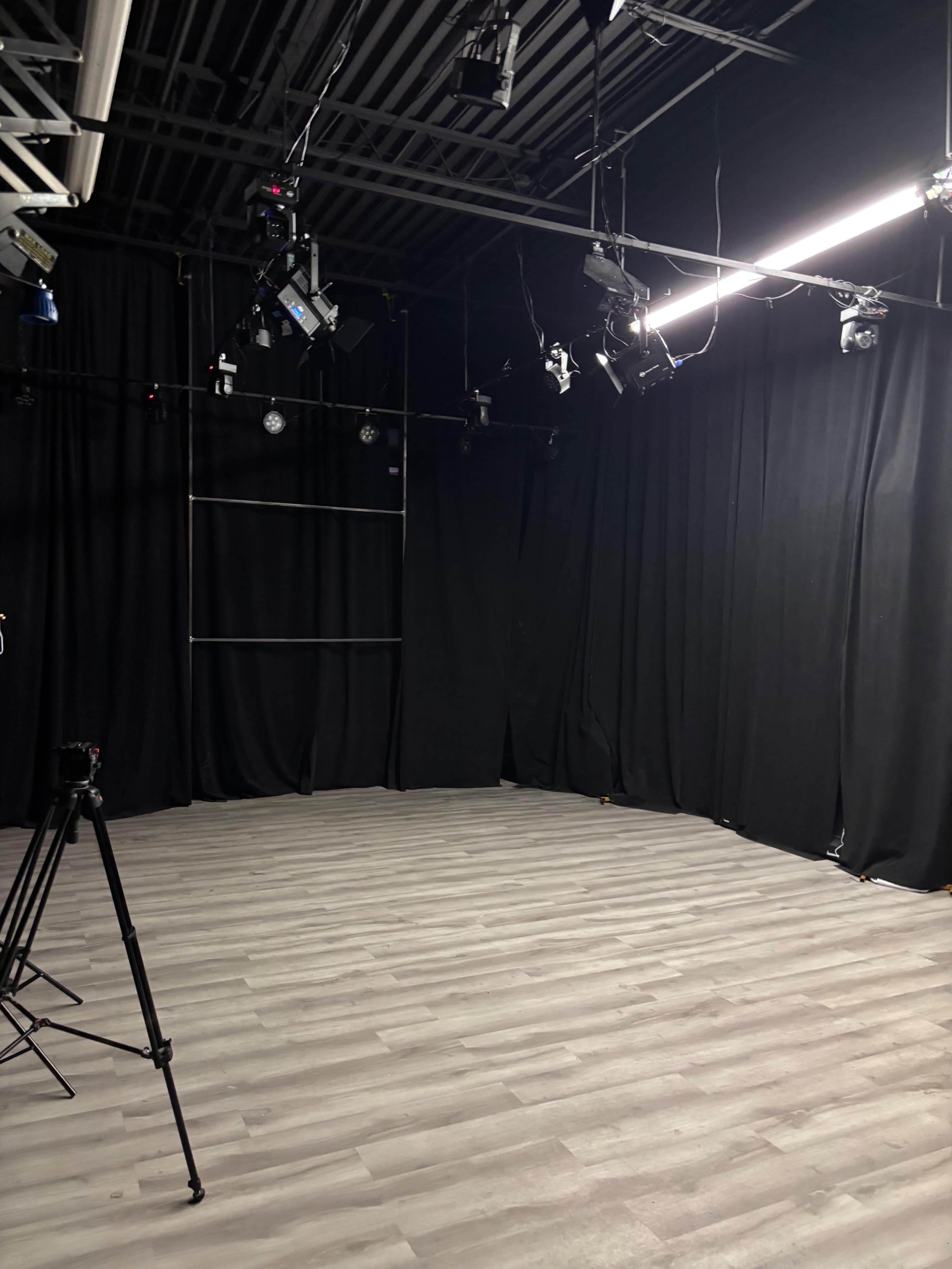 Enhanced lighting 360 blackout curtain film studio Image in Scarborough City Centre, Scarborough, ON