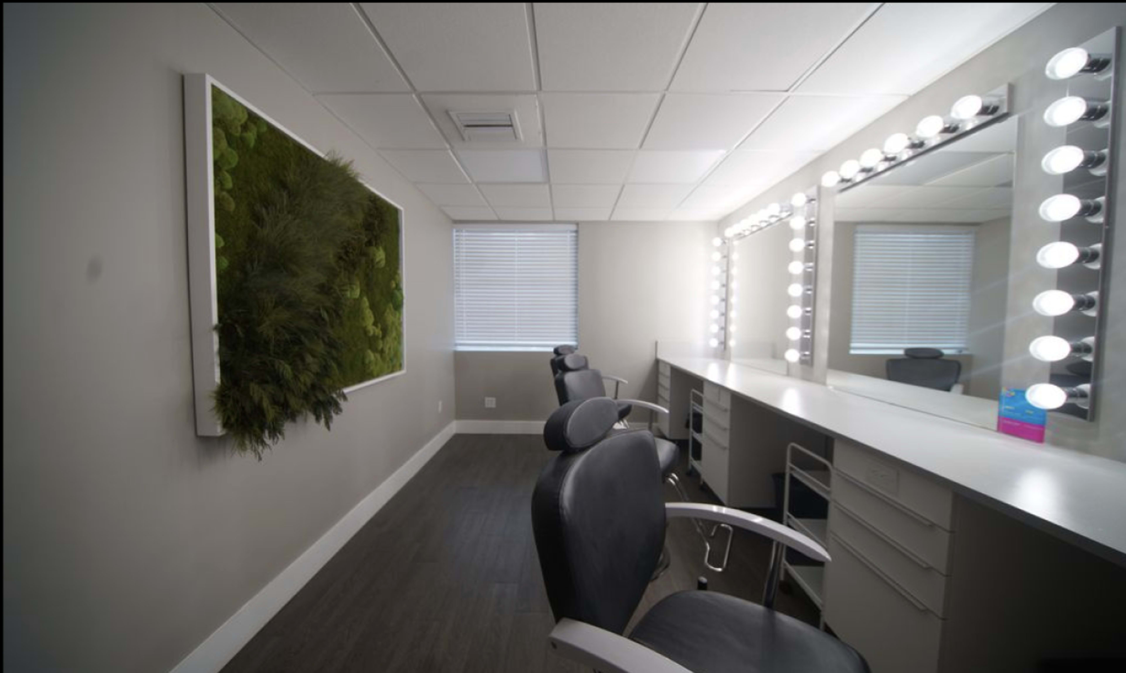 White & Green Cyc Wall Studio with Green Room & Hair & Makeup Suite in Deerfield Beach, FL Image in Deerfield Beach, Deerfield Beach, FL