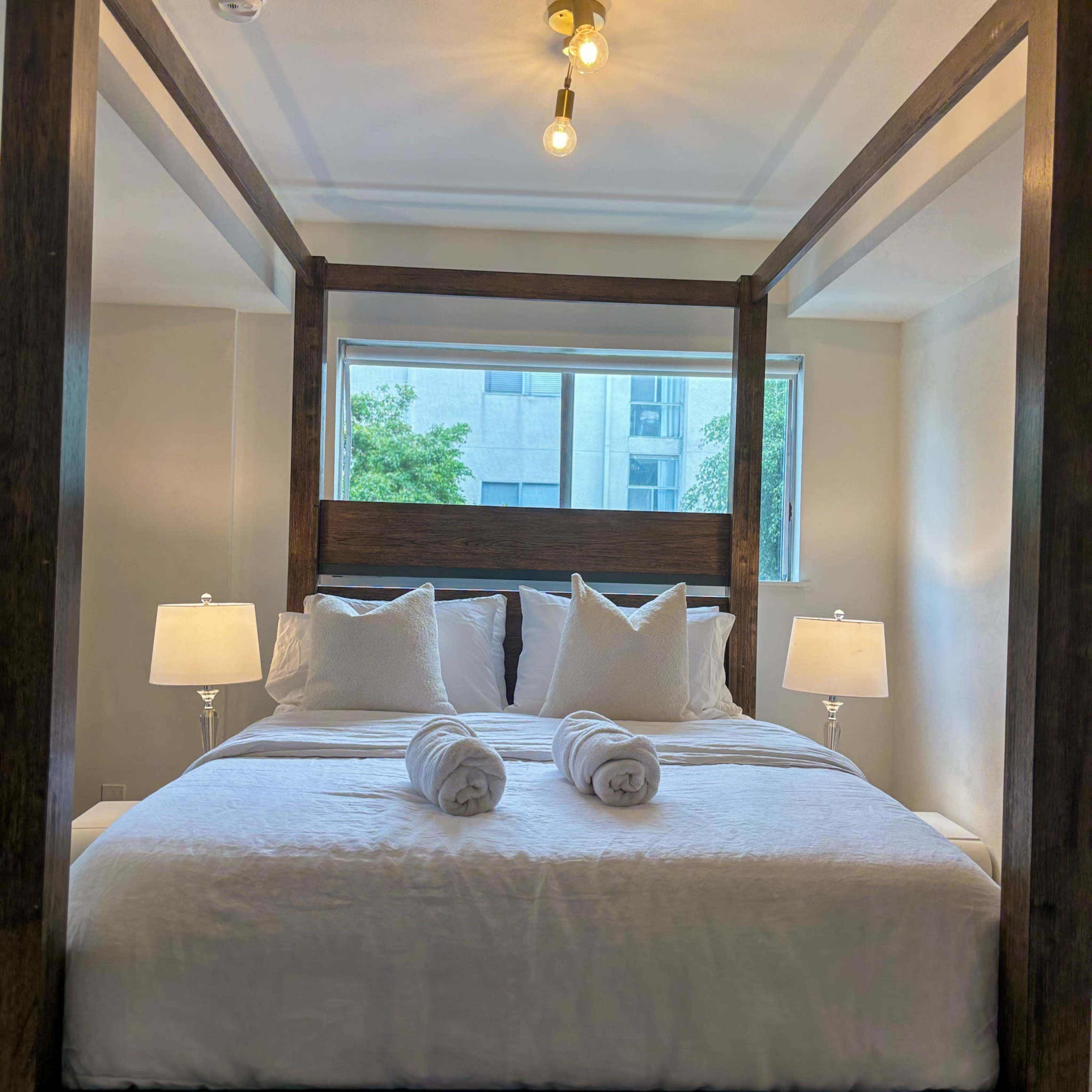 Hollywood Style Glamour at a Penthouse Loft (Fireplace Included) Image in Beverly Grove, Los Angeles, CA