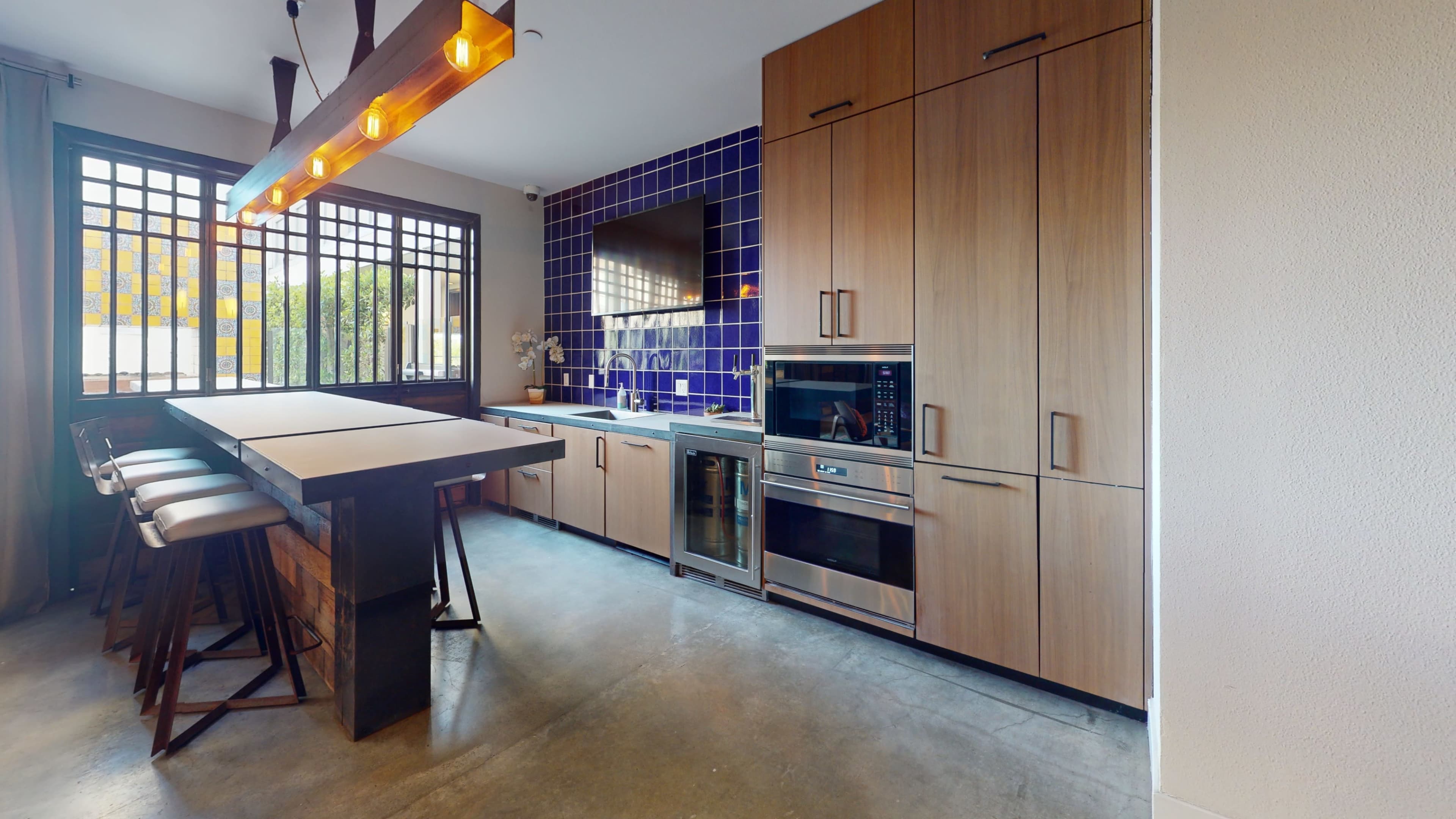 Amazing Lounge with Kitchenette Image in Bankers Hill, San Diego, CA