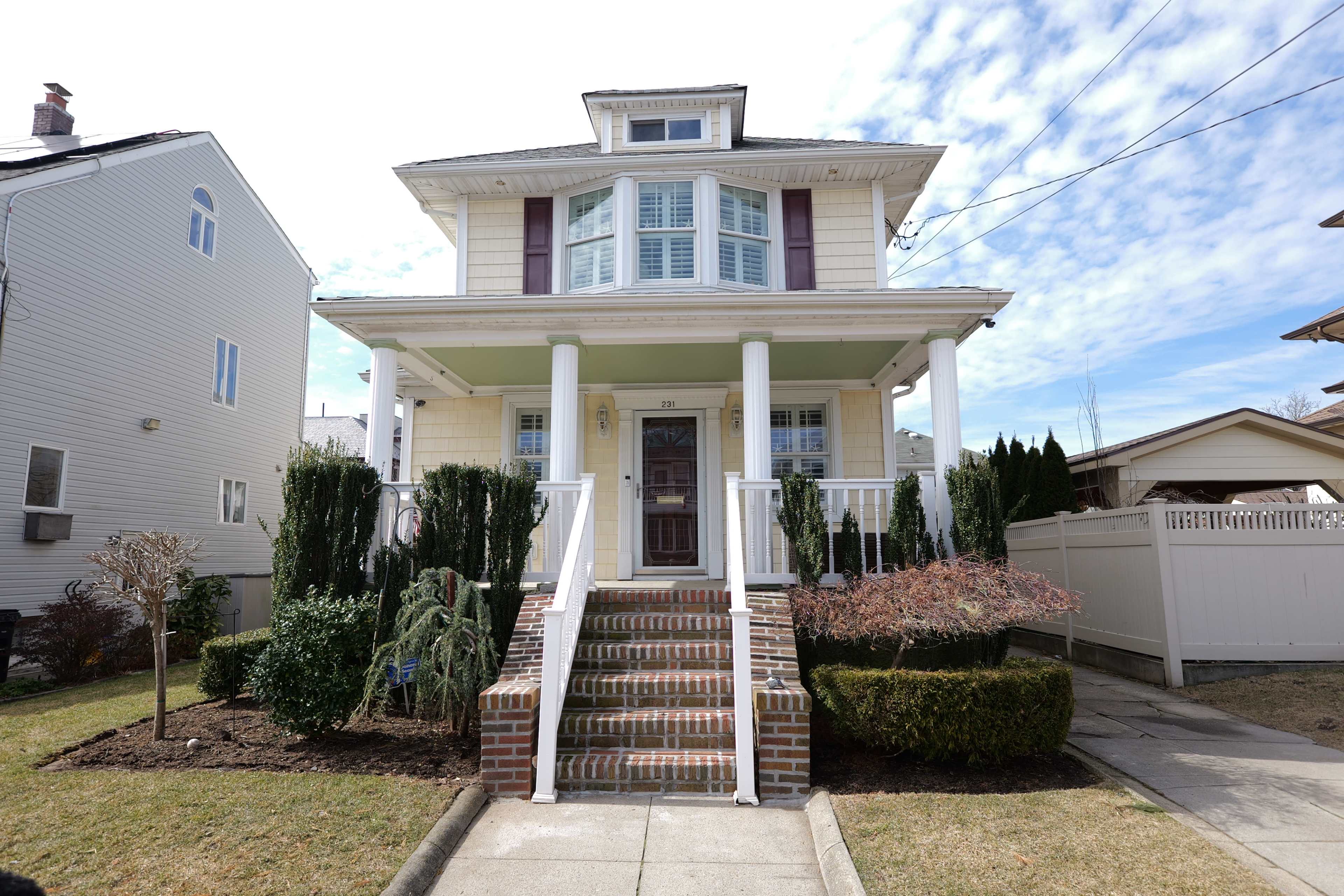 Comfortable Family House Image in Queens, Neponsit, NY