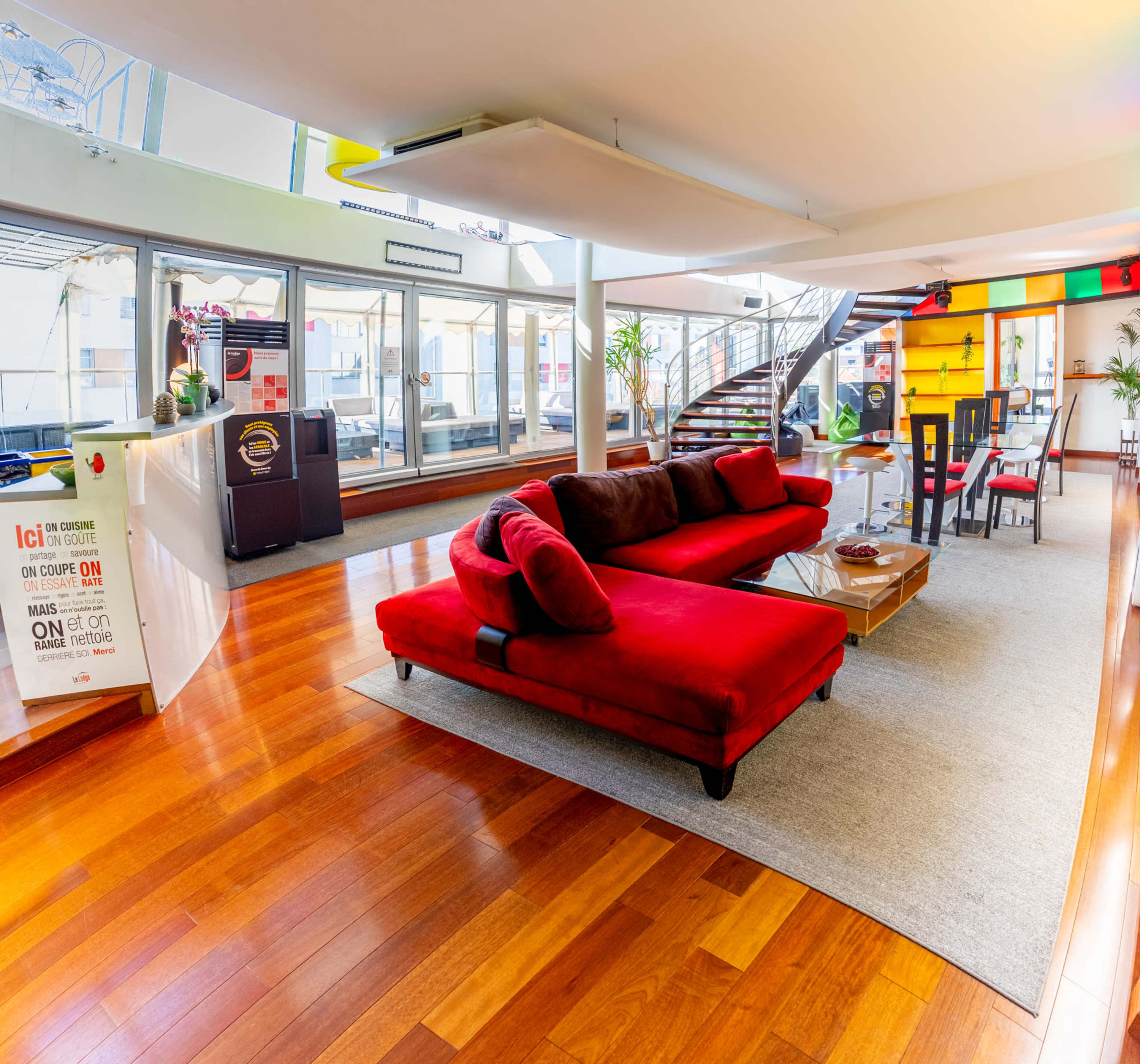 Loft chaleureux aux divers espaces : professionnel, réception, détente et loisir Image dans Polygone, Strasbourg, 