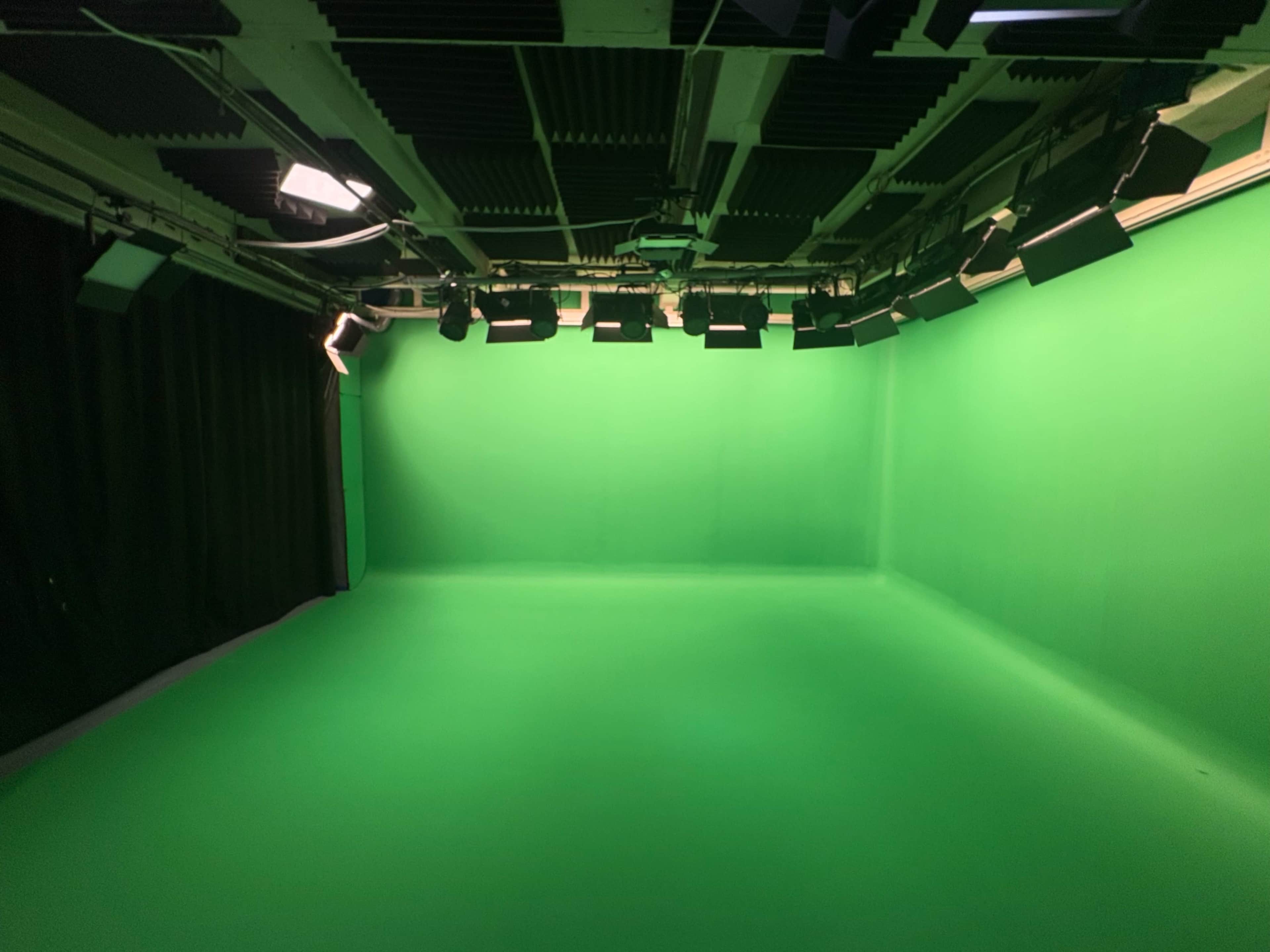 Studio fond vert à Montmartre – Plateau vidéo 25 m² avec régie intégrée Image in Clignancourt, Paris