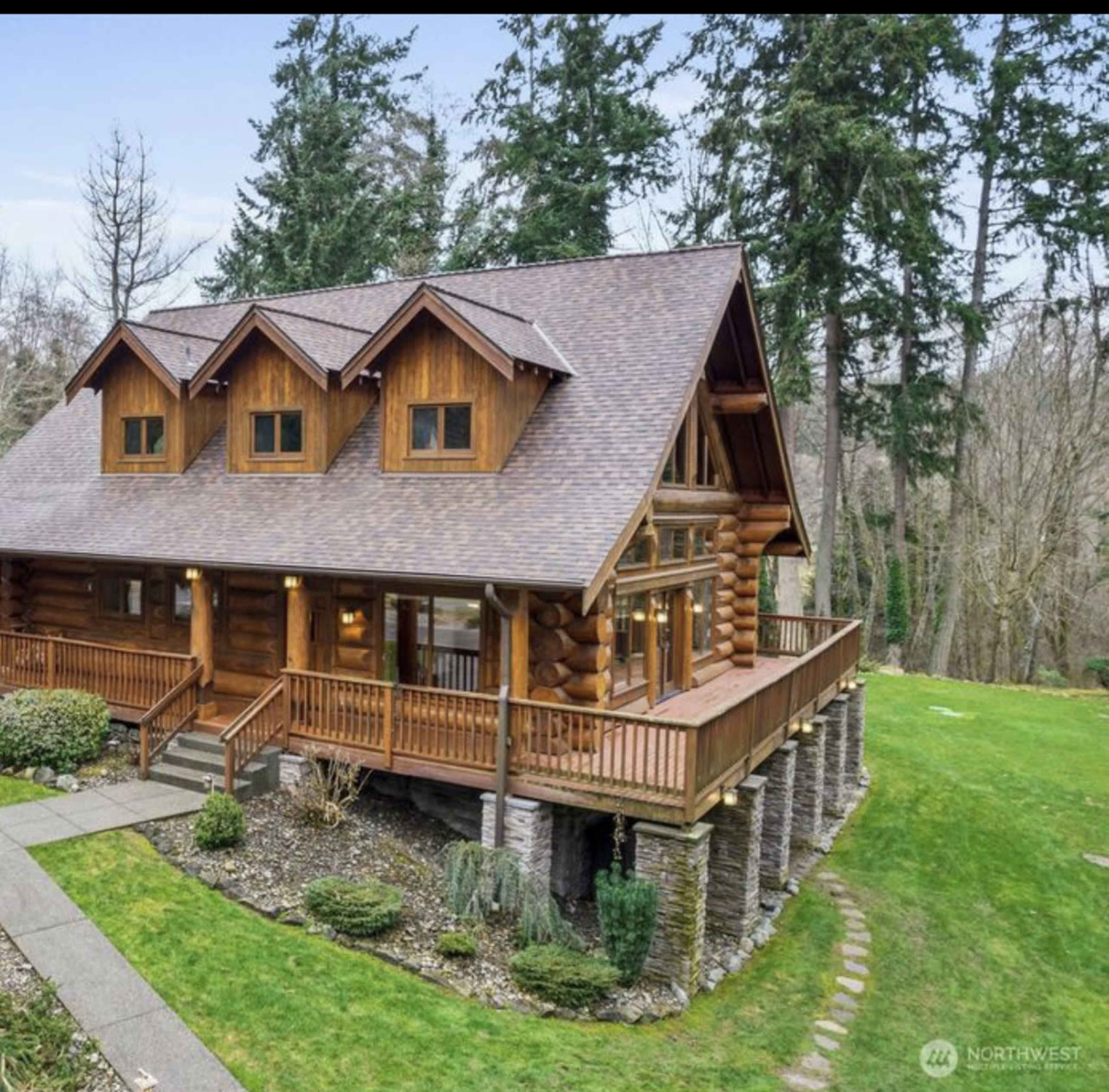 Majestic Log Cabin Image in , DuPont, WA
