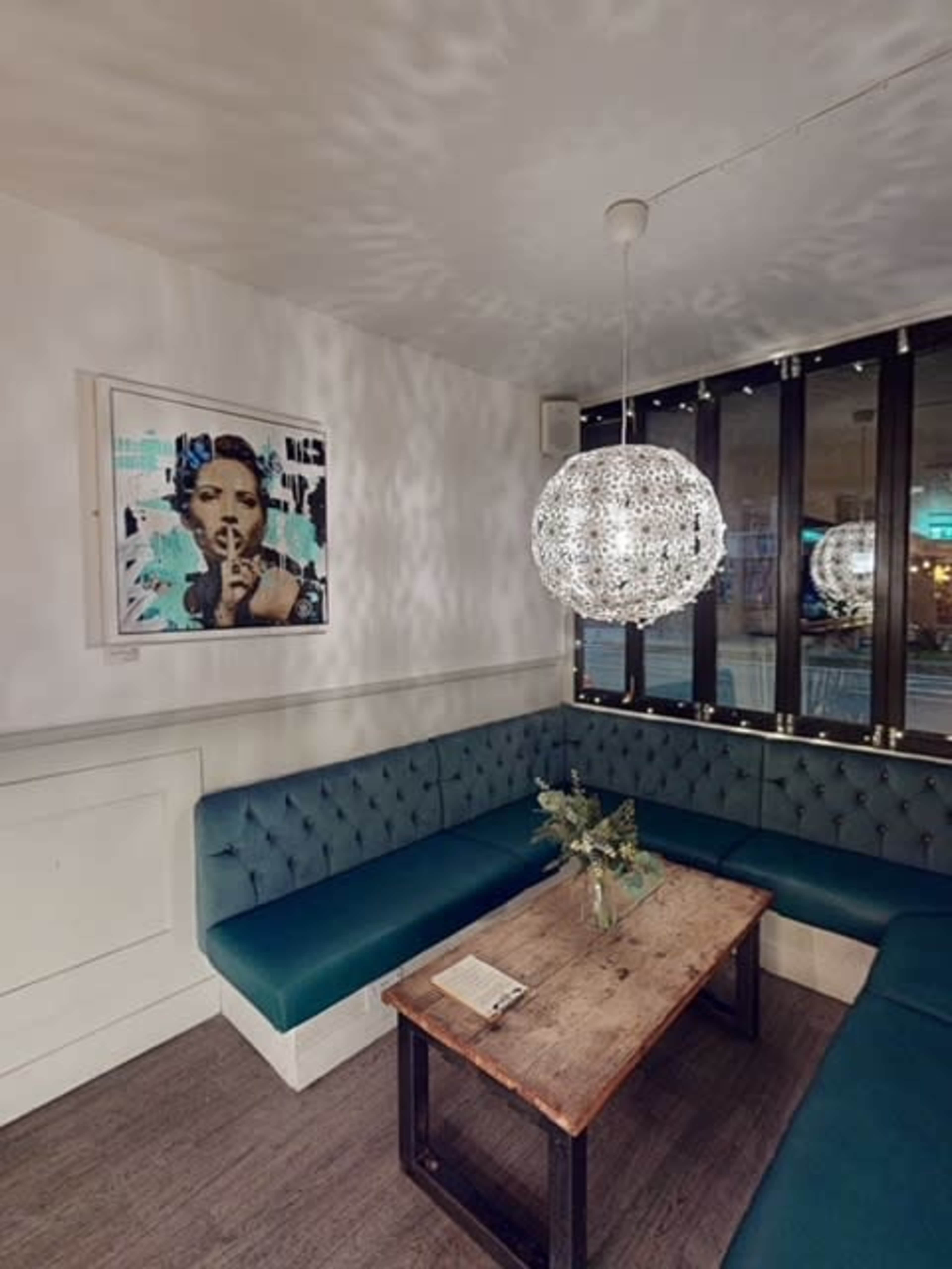 Cosy bar and lounge perfect for production shoots Image in Earlsfield, London, ENG