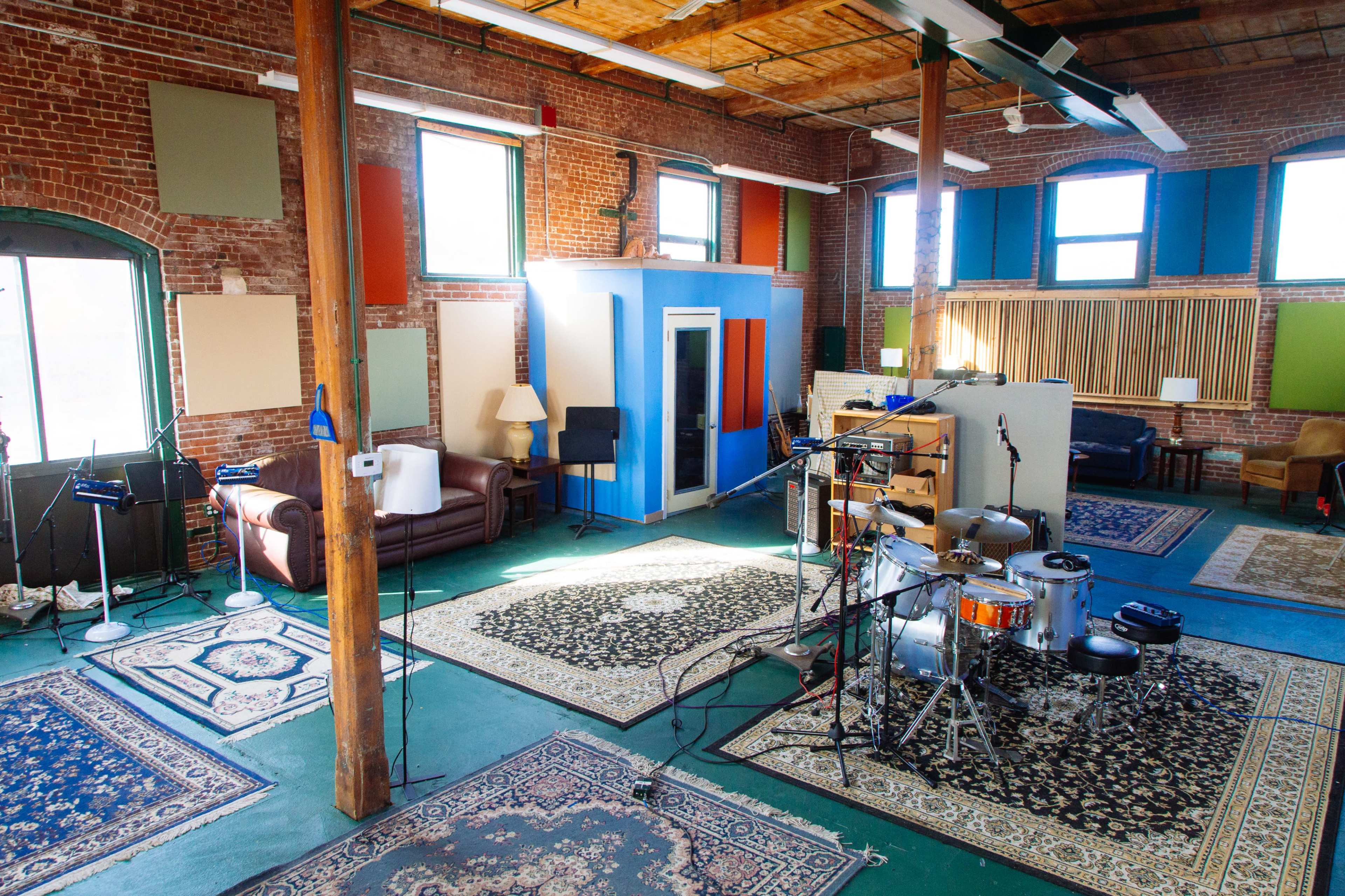 Exposed Brick Mill Building with Natural Light and High Ceilings Image in Lincoln, Lincoln, RI