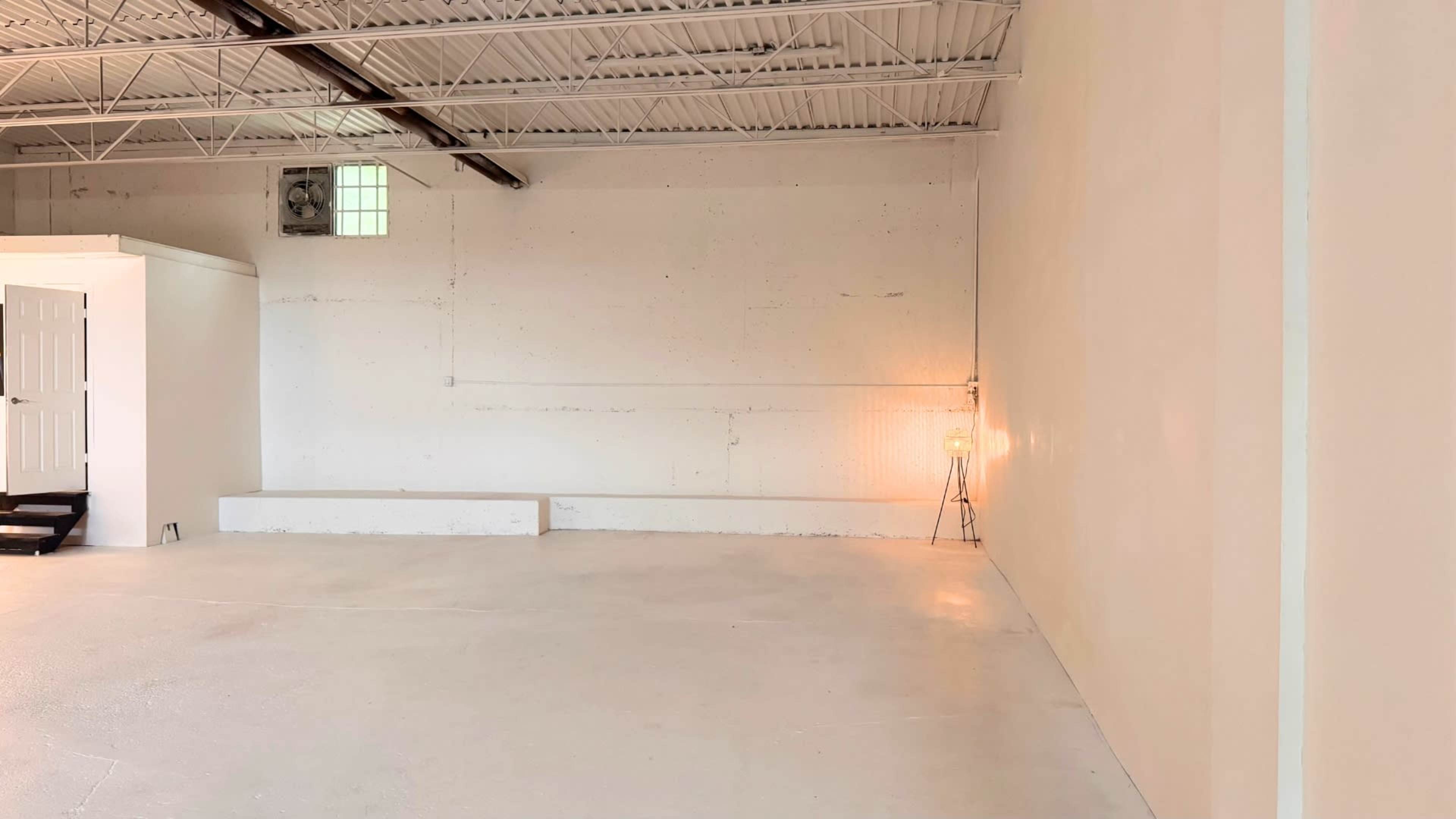 Bright & Open Hard Loft Studio Image in Flamborough, Dundas, ON