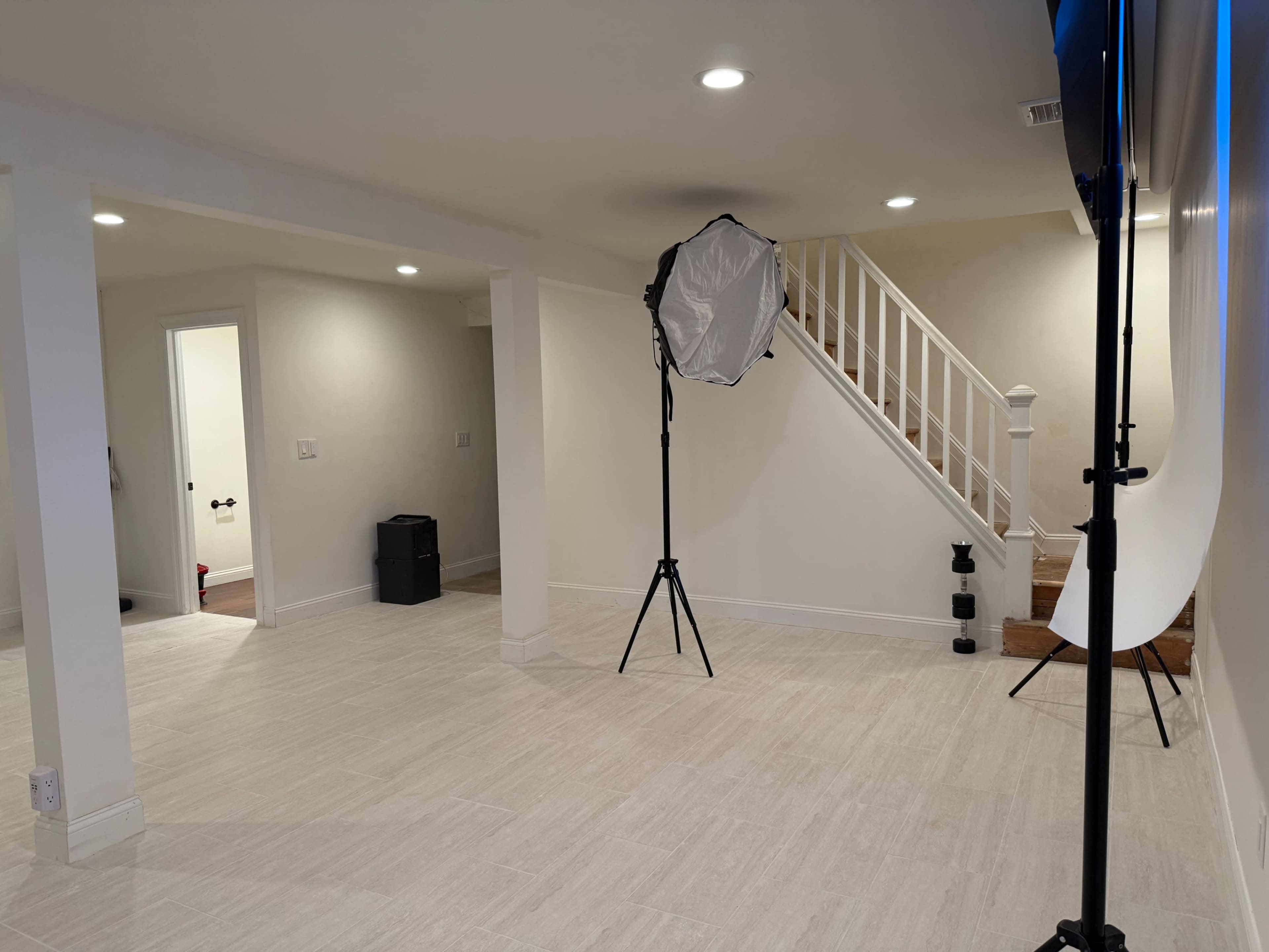 A flexible Studio with customizable lighting setups and a set of backdrops to create polished, timeless portraits. Ideal for couple portraits, lifestyle shoots, and experimental concepts. Image in Landing, Landing, NJ