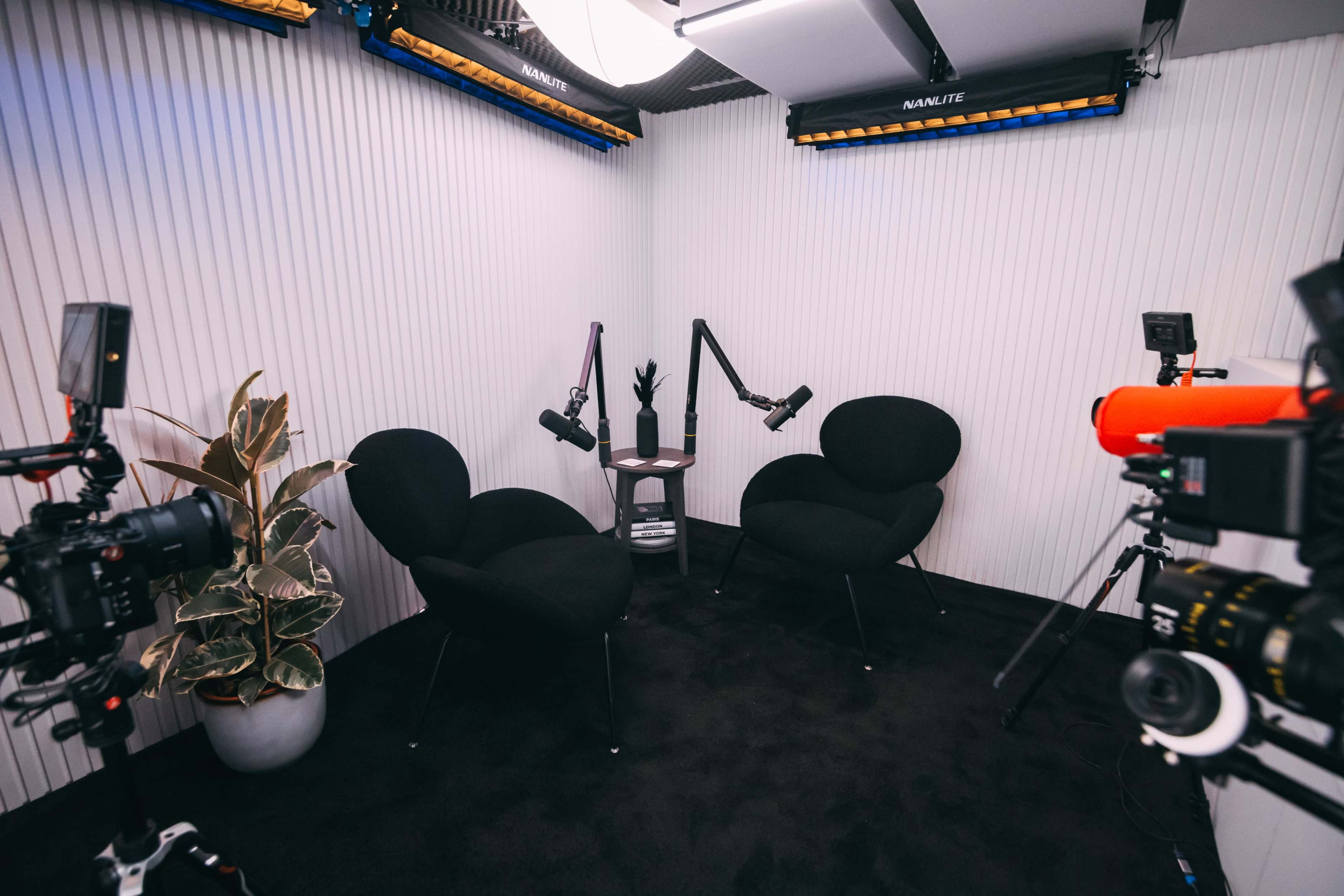 High-End Video Podcast Studio in Berlin mit verschiedenen Sets Image in Mariendorf, Berlin