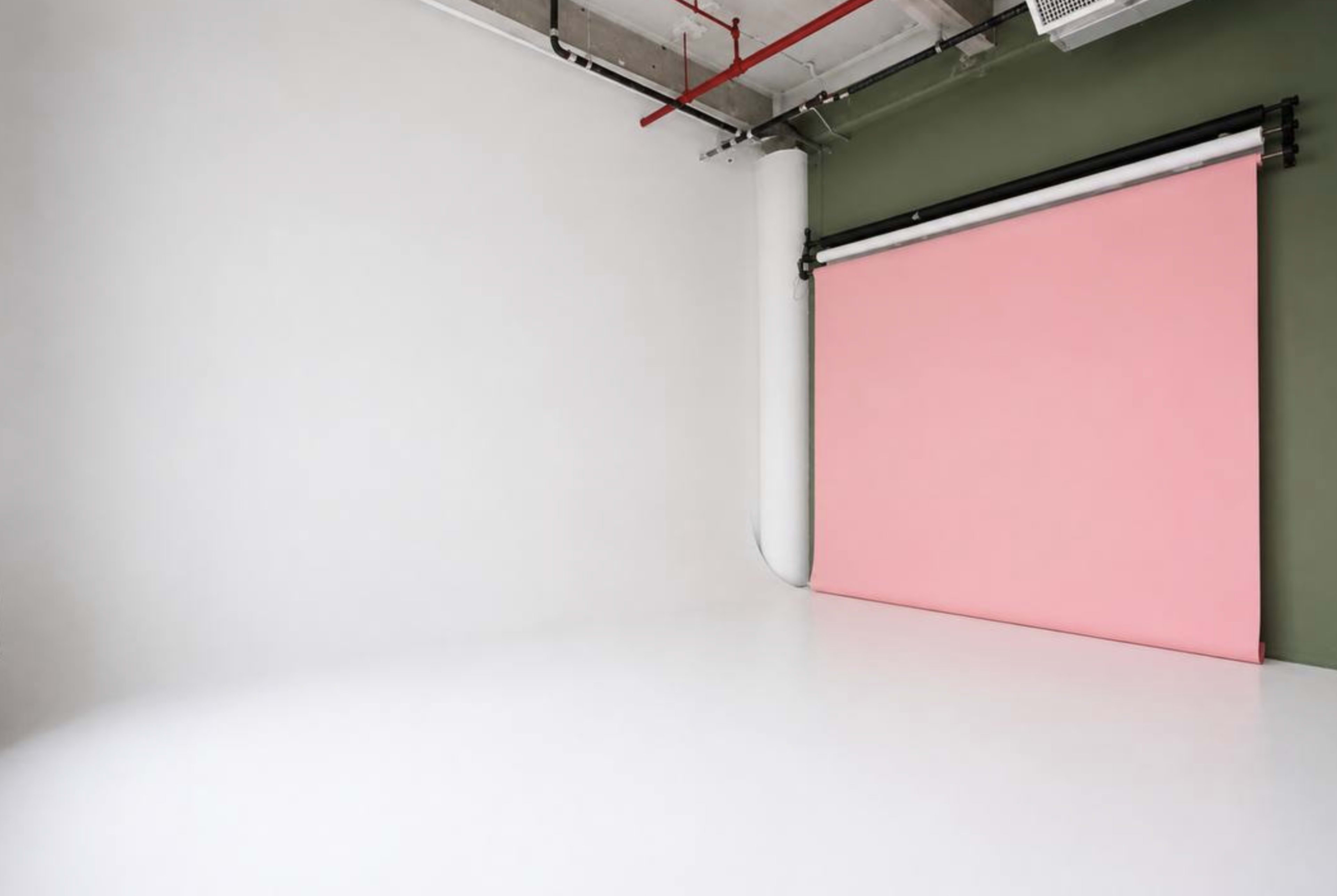 Cyclorama + Backdrops + Flashes Image in East Williamsburg, Brooklyn, NY