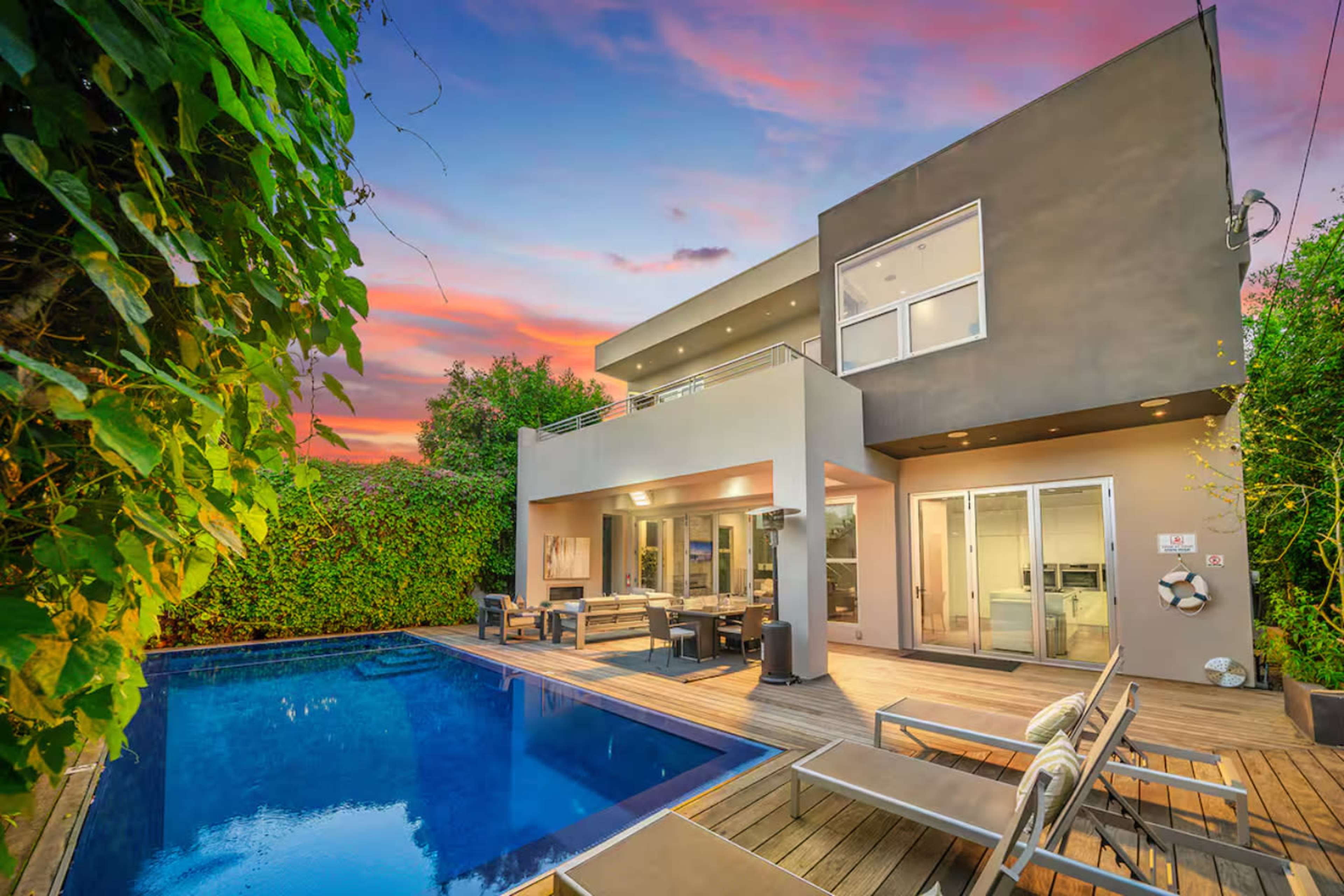 SLEEK GLASS MODERN WITH LUSH PRIVACY WALL Image in Beverly Grove, Los Angeles, CA