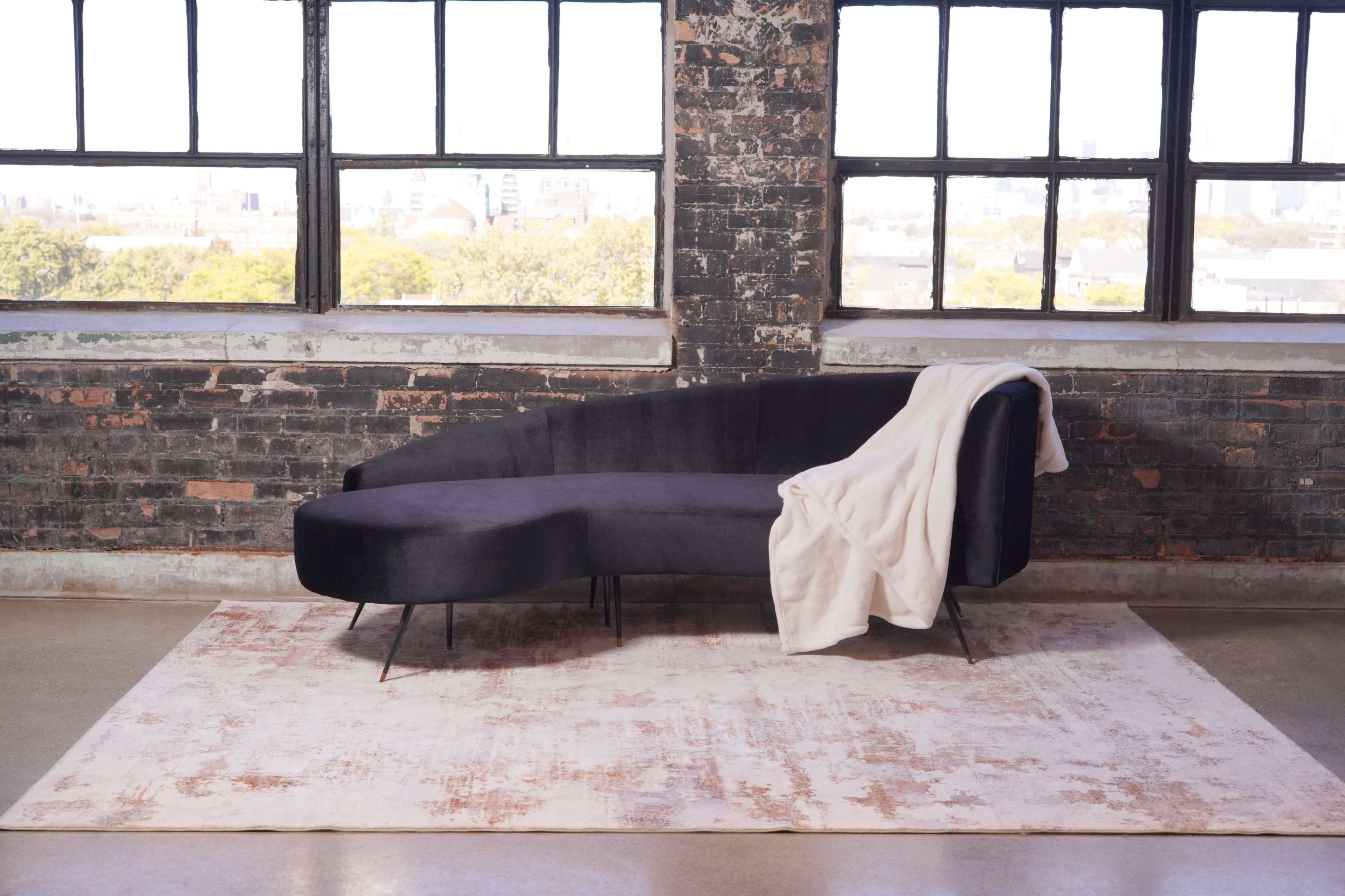 Luxurious Loft Style Showroom Image in South Side, Chicago, IL