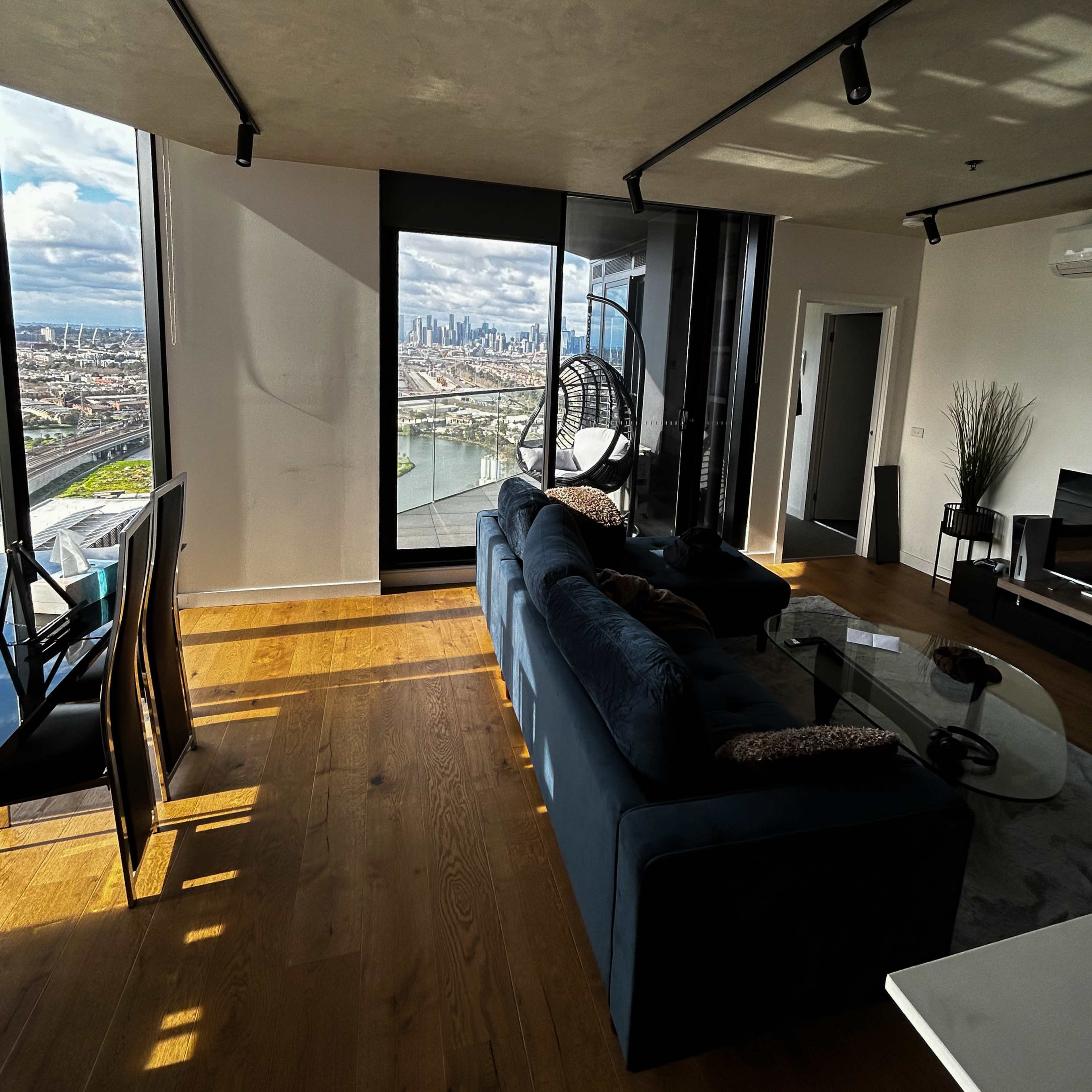 Airy and Aesthetic 25th Floor Apartment with Amazing Views of Melbourne CBD Skyline & Flemington Racecourse. Image in Footscray, Footscray, VIC