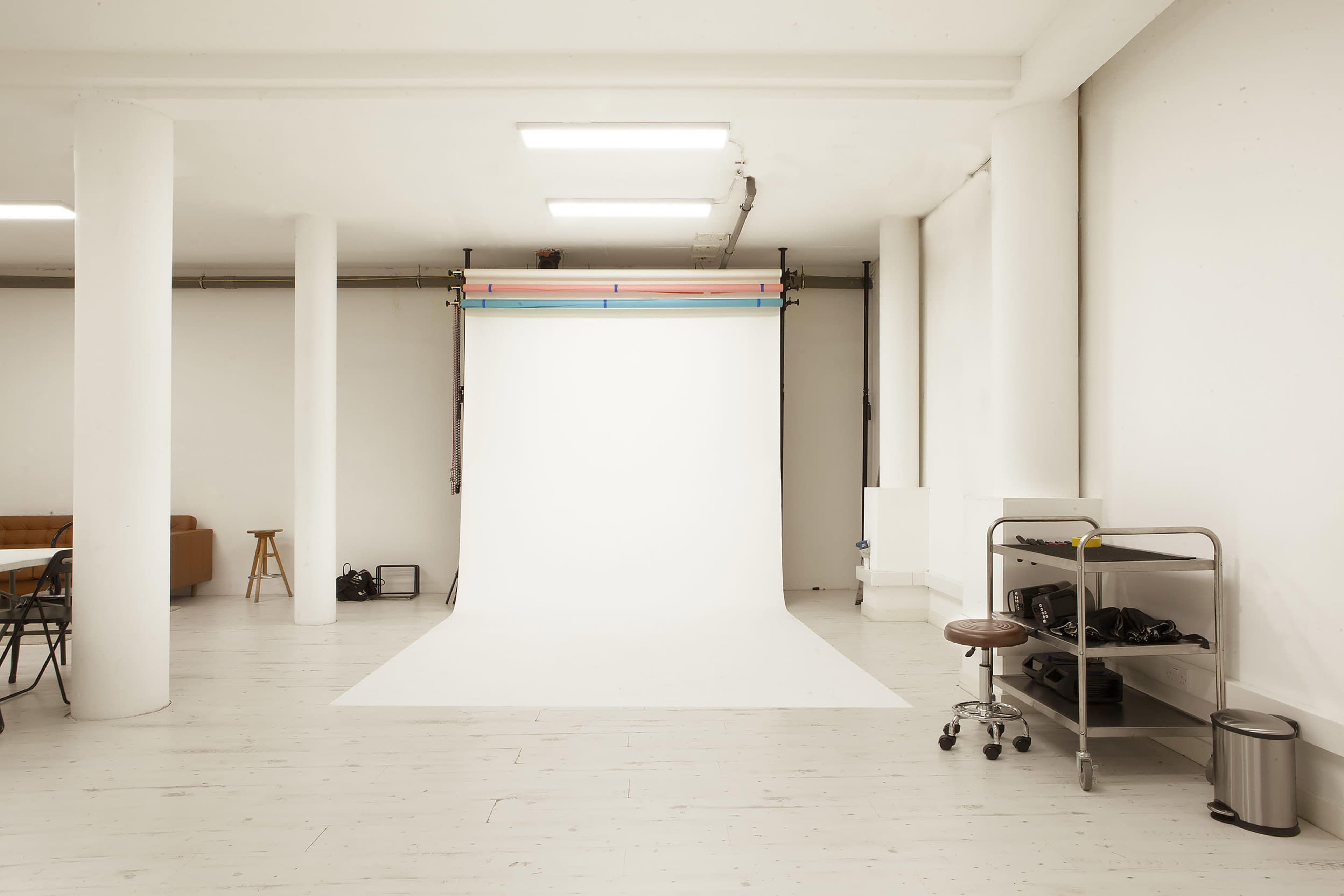 880 sq Ft Studio With White, Black, Grey, Chroma Green and more Colour Backdrops Image in Kentish Town, London, ENG