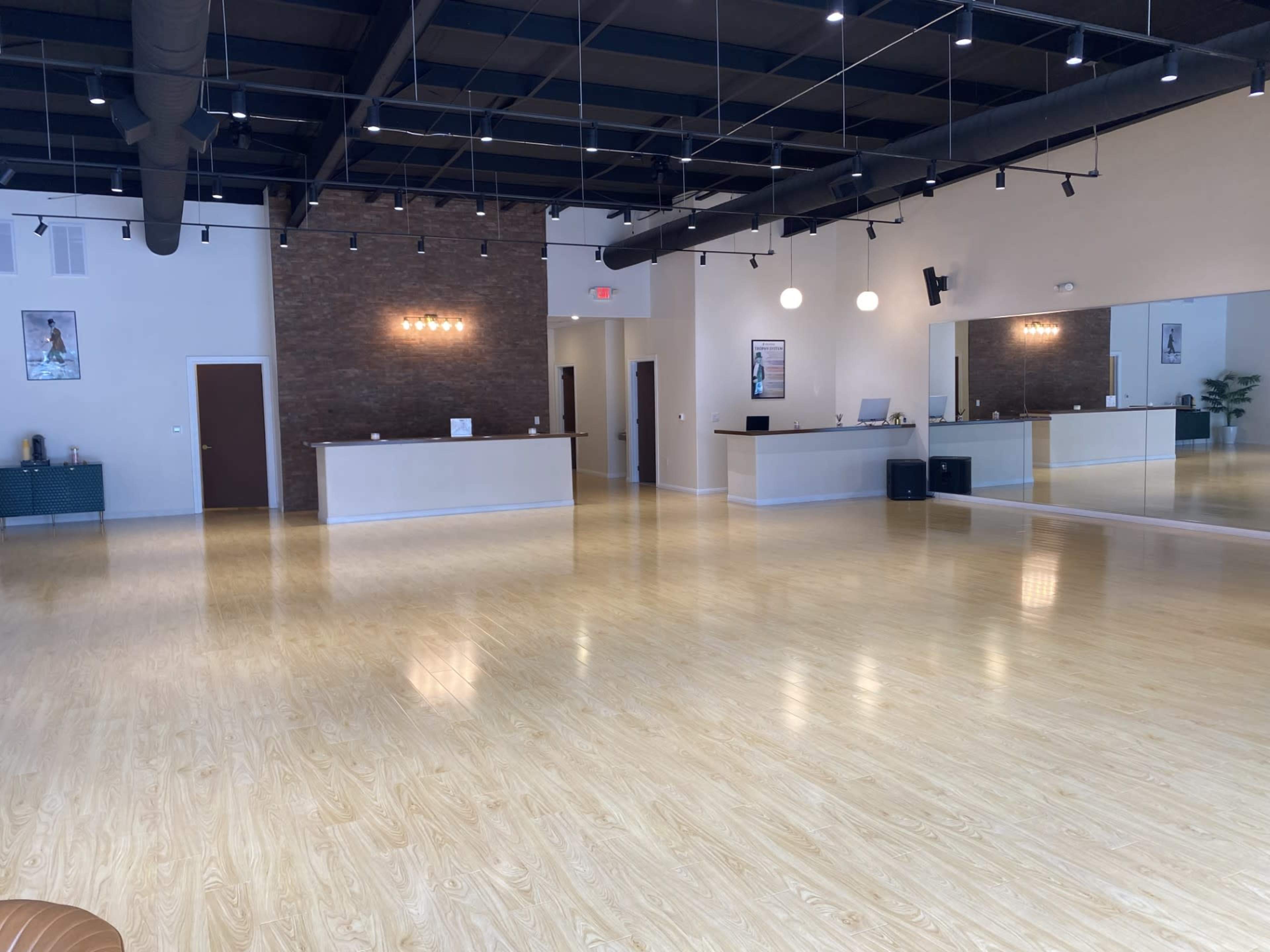 Bright and Stylish Studio with beautiful Sunset Image in , Tomball, TX