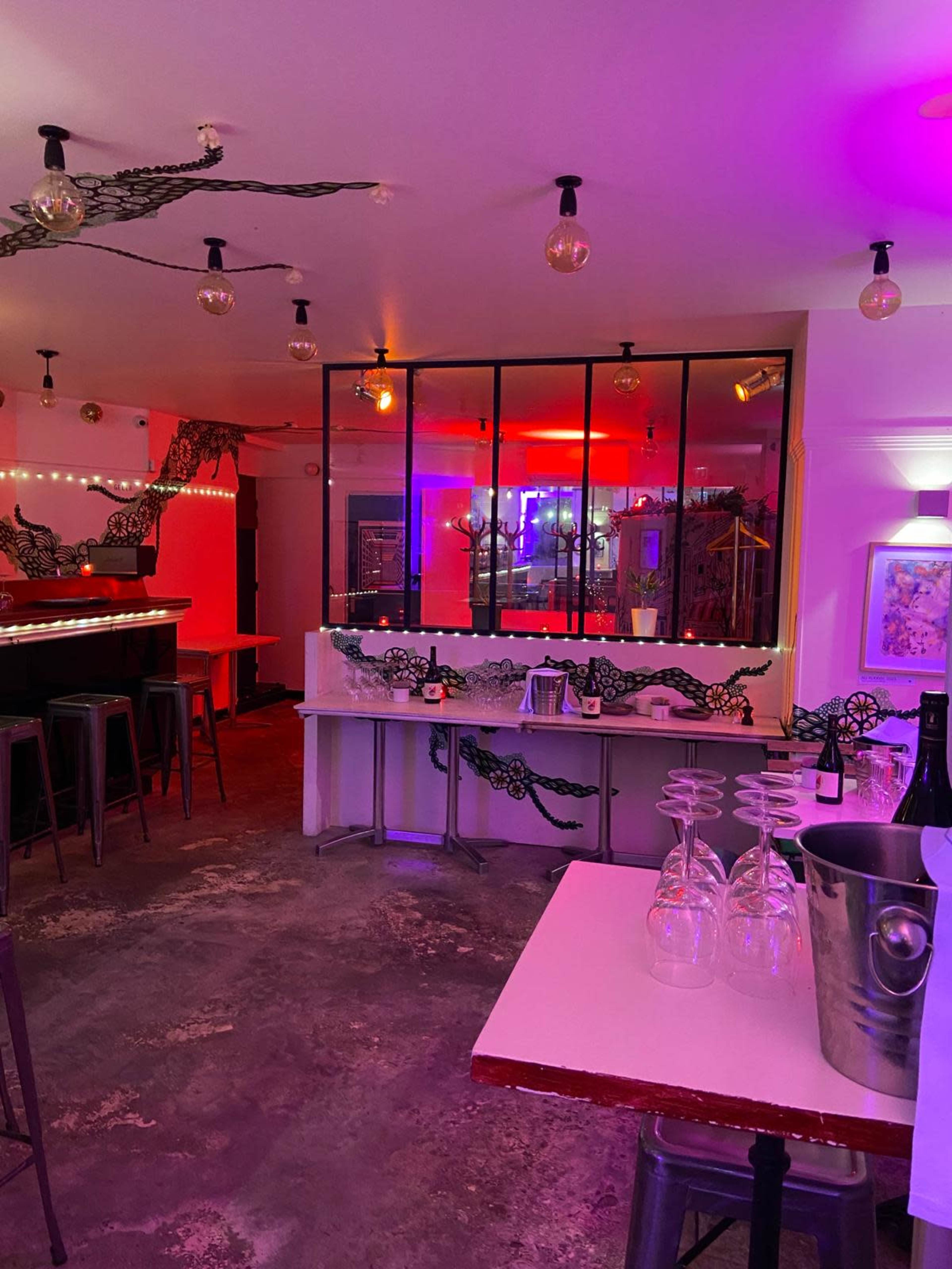 Restaurant Artistique & Bar ambiance Lounge avec cave voûtée ♥️ Image dans Montmartre, Paris, 