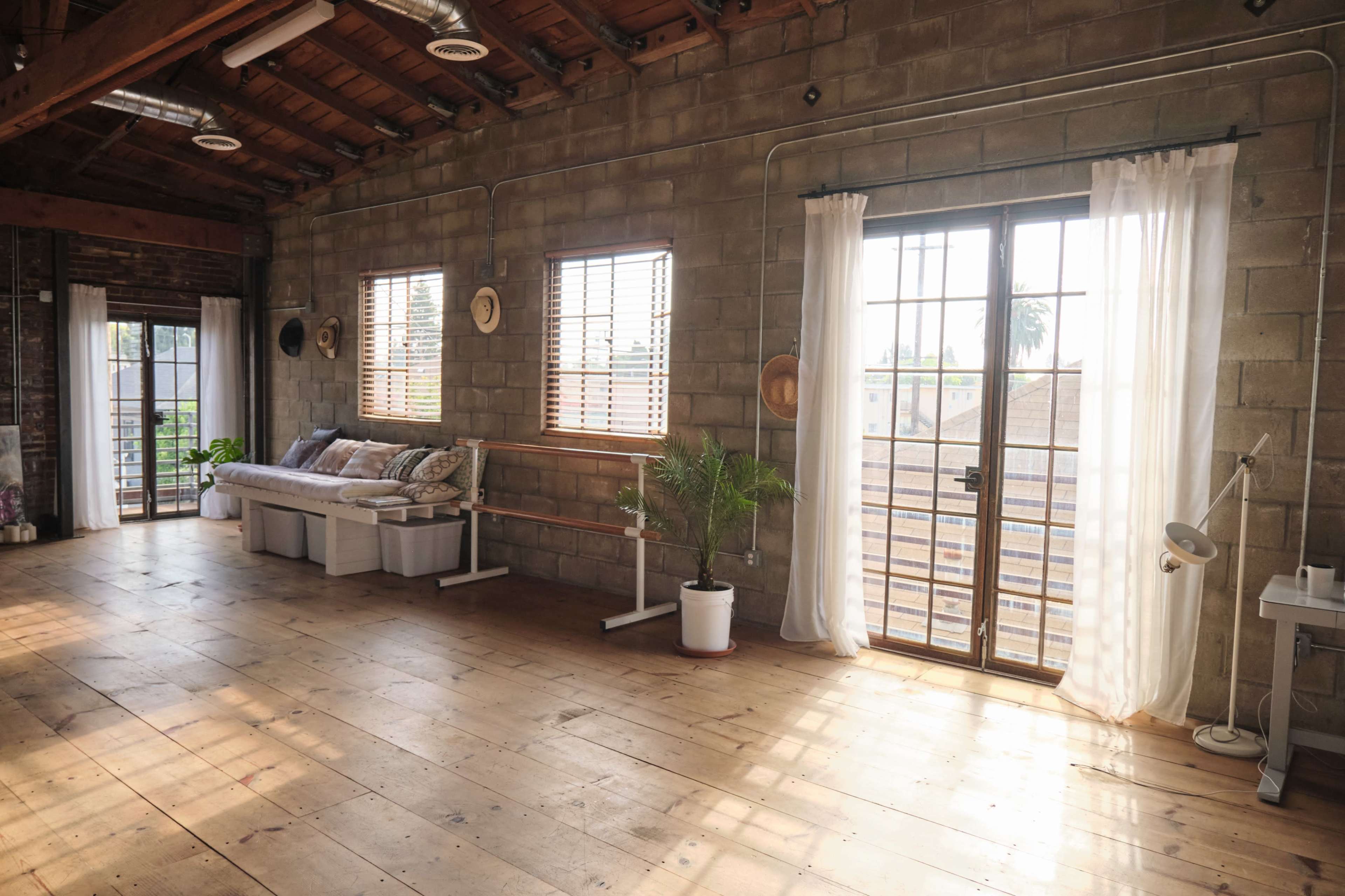 "Charming Open-Concept Loft with Warm Light and Endless Character". Perfect for Creative Days and Special Moments" Image in South Los Angeles, Los Angeles, CA