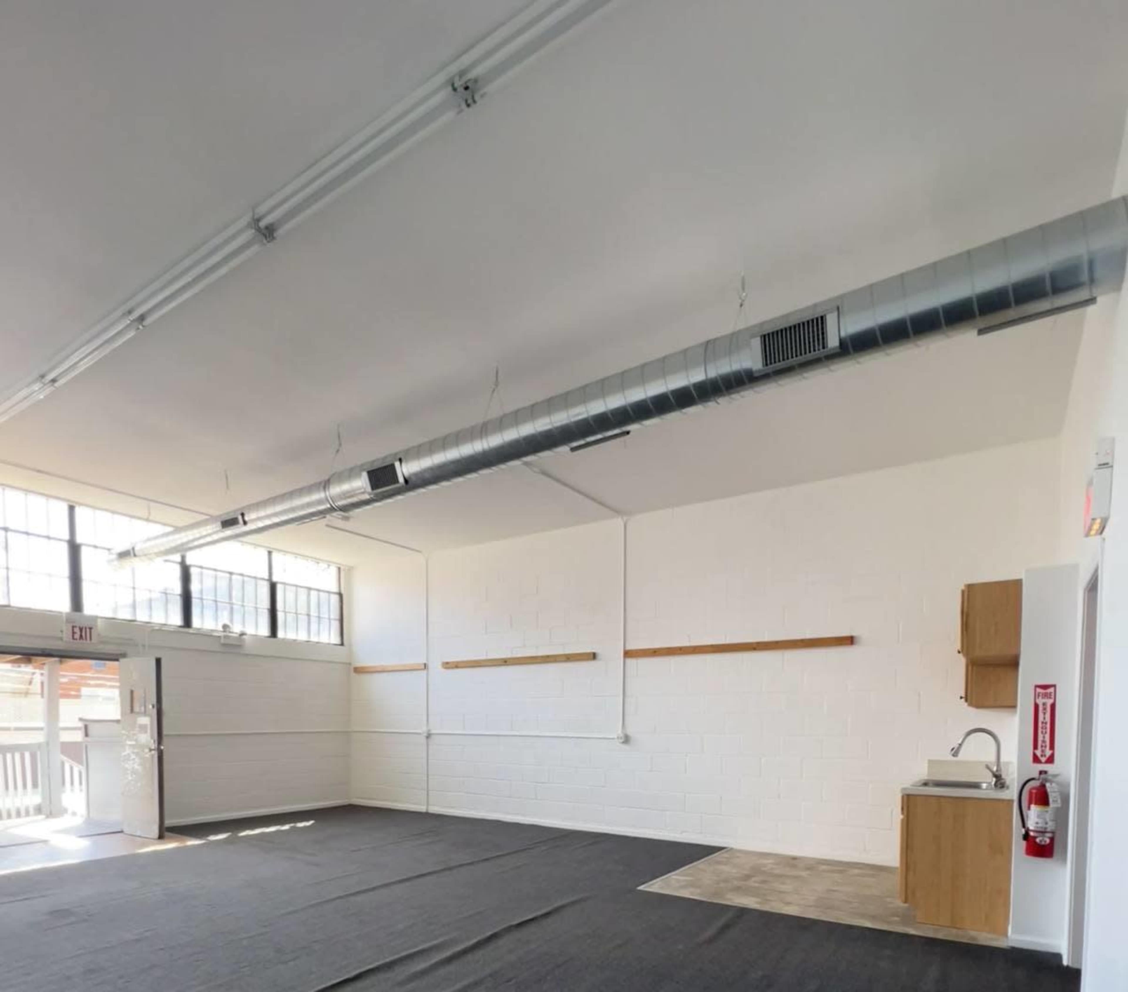 Natural Light Spacious Creative Space with Large Display Windows, High Ceiling, Exposed Brick Wall & Hardwood Floors Image in Evanston, EVANSTON, IL