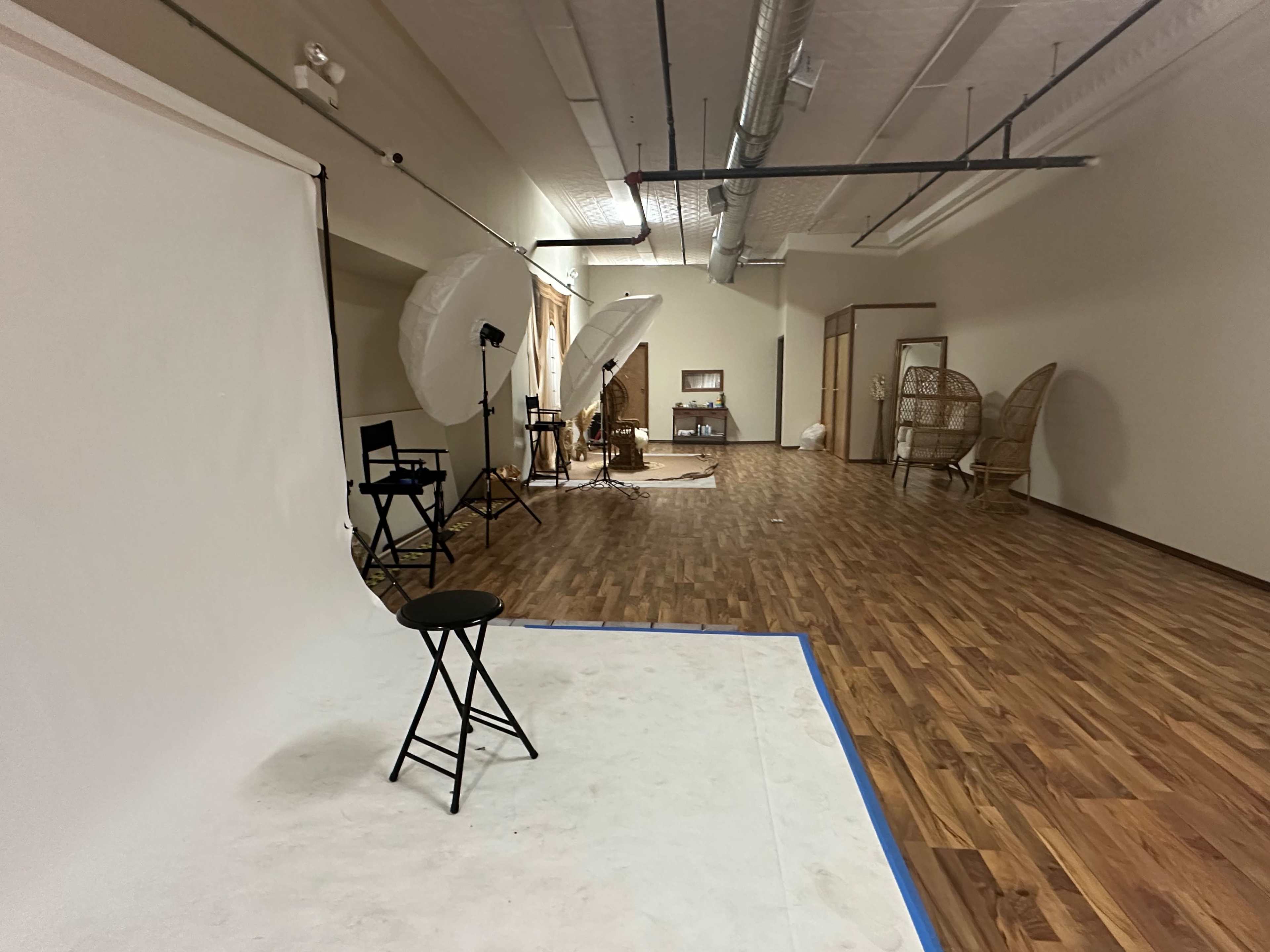 Cozy Downtown Aurora Studio for Photoshoots & Content Image in Aurora Township, Aurora, IL