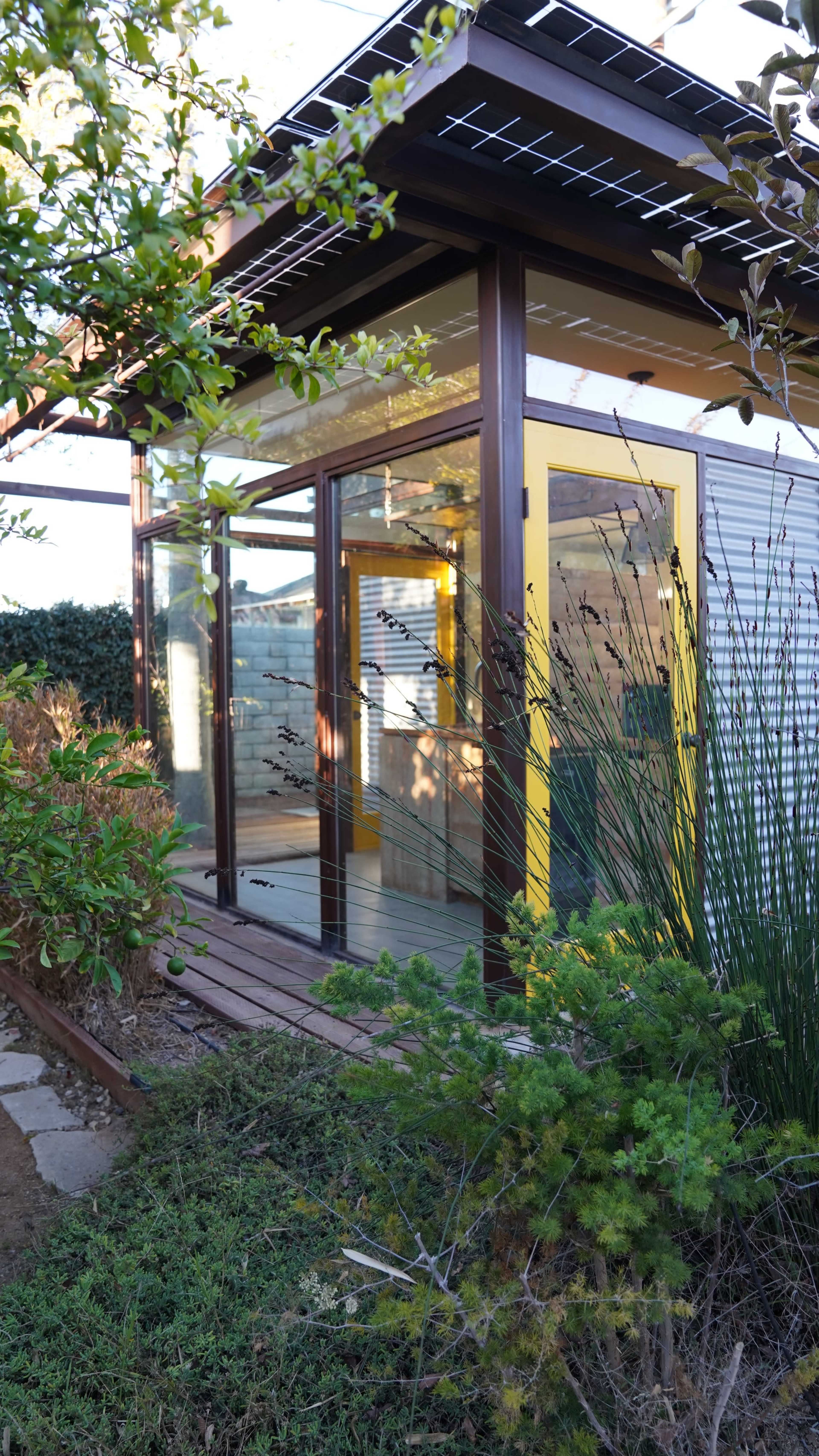 Outdoor Oasis w/ Steel-&-Glass Modern Studio Image in Inglewood, Inlgewood, CA