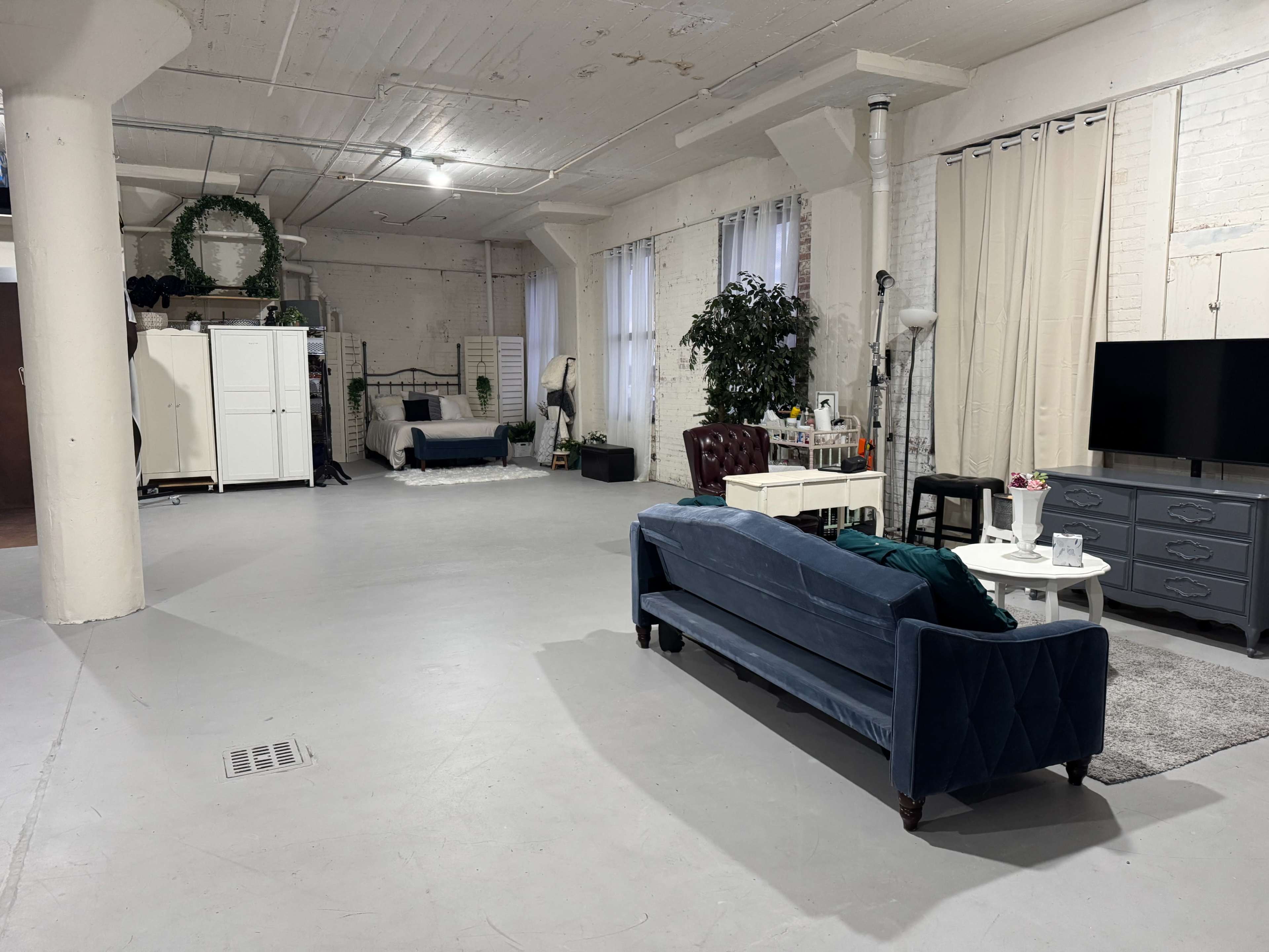 Downtown Indianapolis Studio Bright & Spacious with Stunning Natural Light with Free Parking Image in Upper Canal, Indianapolis, IN