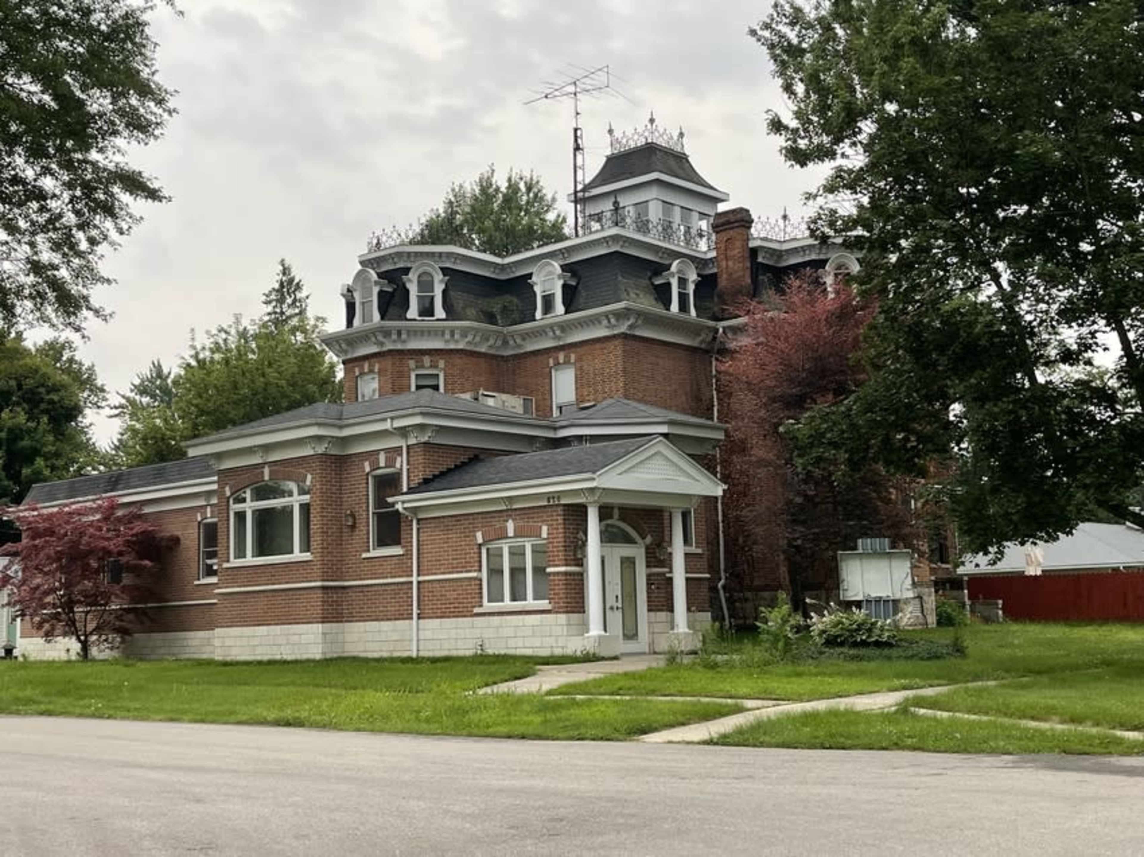 Luxury 14,000sq ft Mansion. Former funeral home Image in Dresden, Dresden, ON