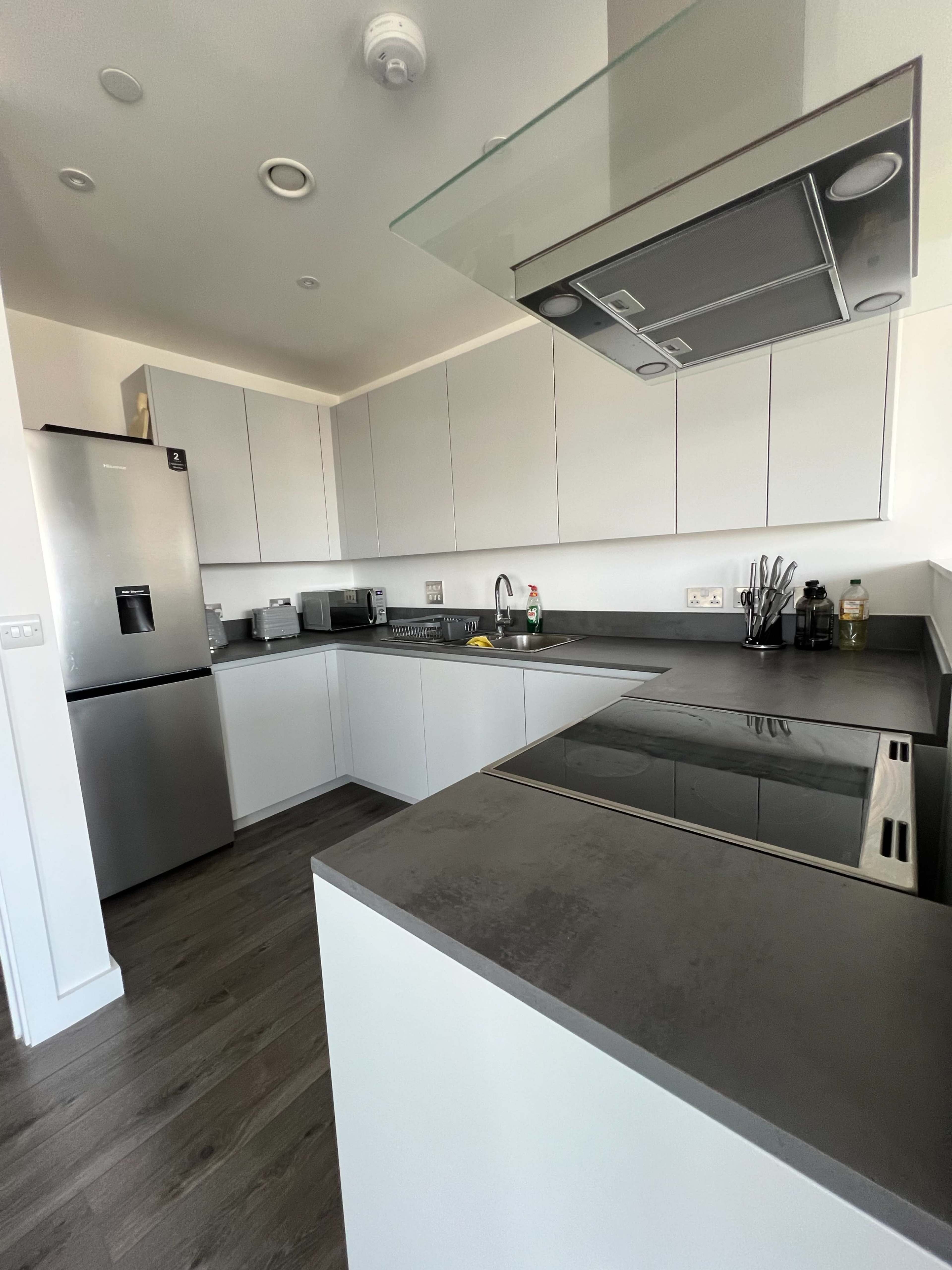 Minimalist & Modern Apartment Filled With Natural Light And Balcony: East London Image in Royal Docks, Woolwich, ENG
