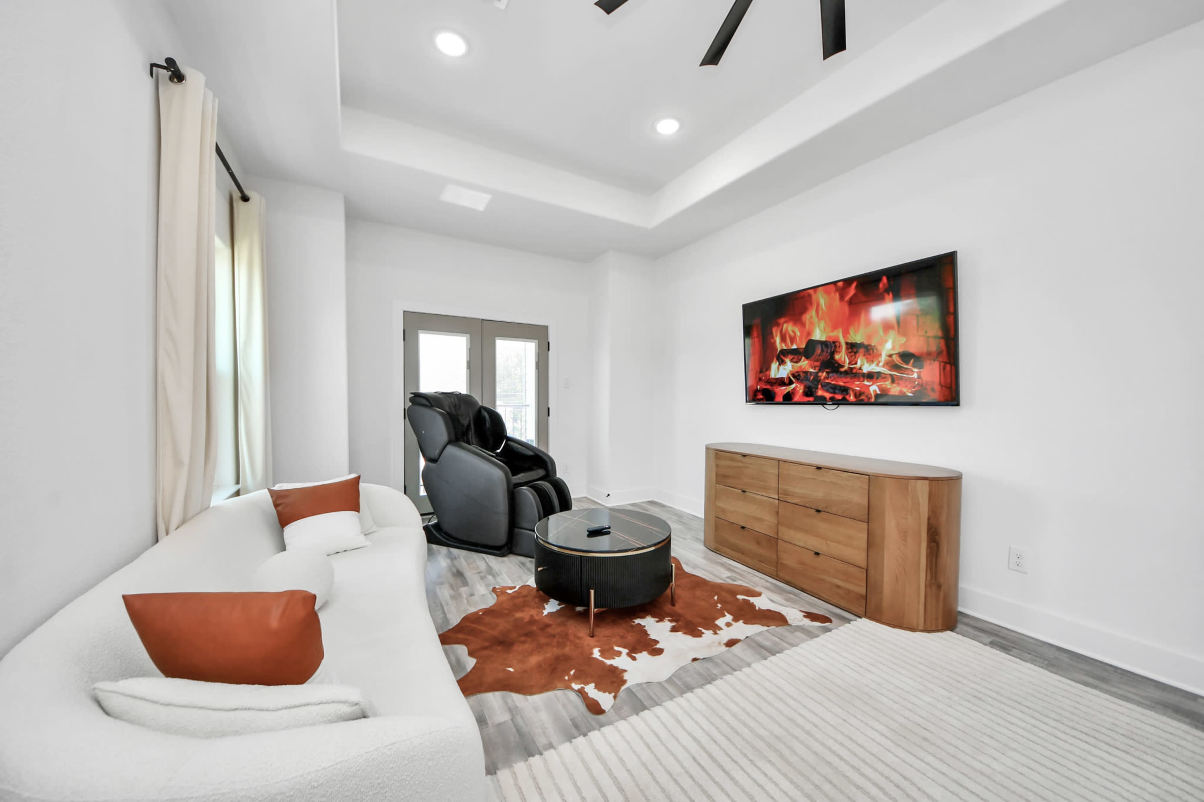 Contemporary Houston Space w/ Chef’s Kitchen + Stylish Living Area — Content Ready Image in Sunnyside, Houston, TX