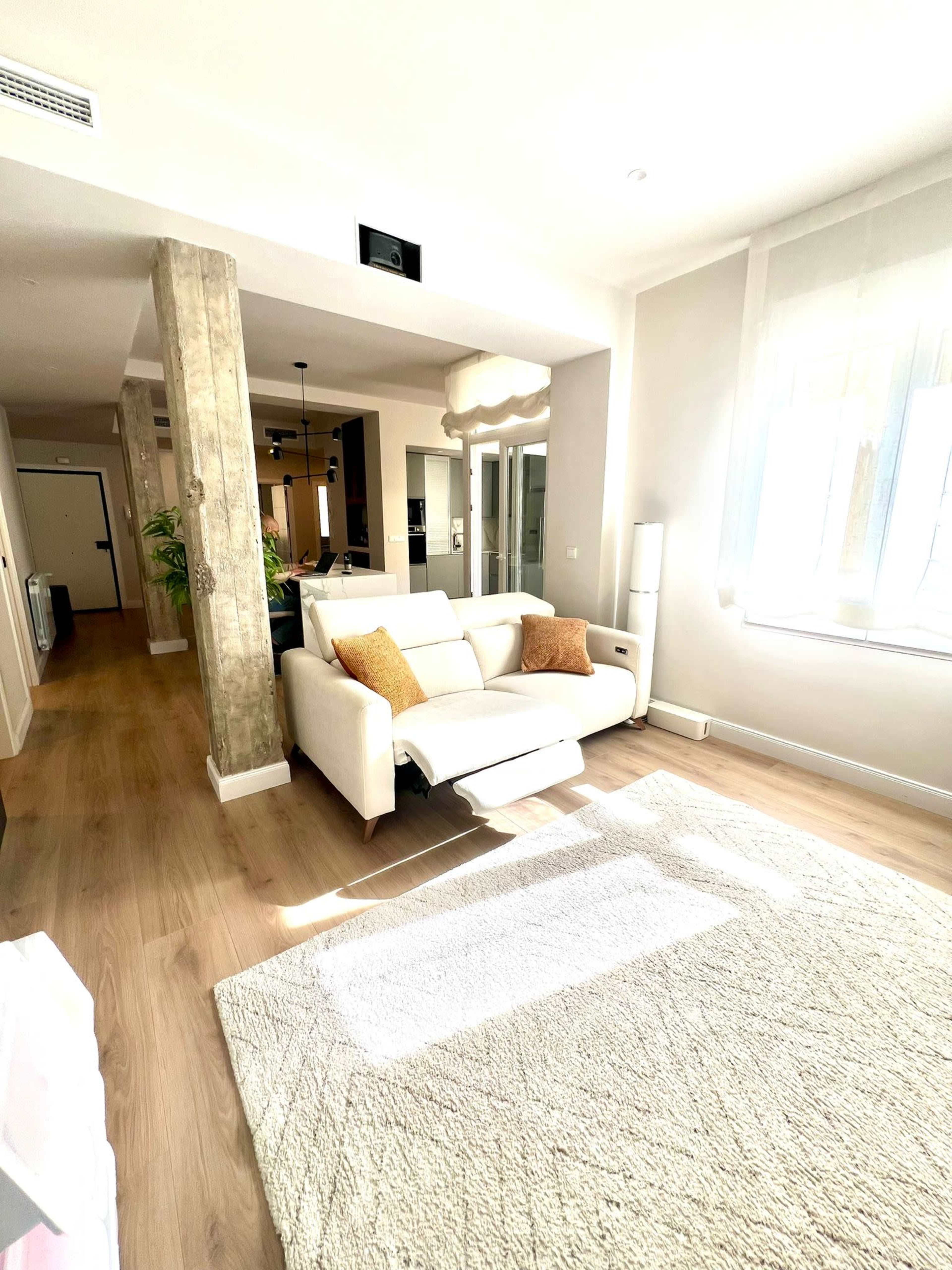 Bright, Minimalist 4-Bedroom Apartment Perfect for Filming! Image in Niño Jesús, Madrid, M