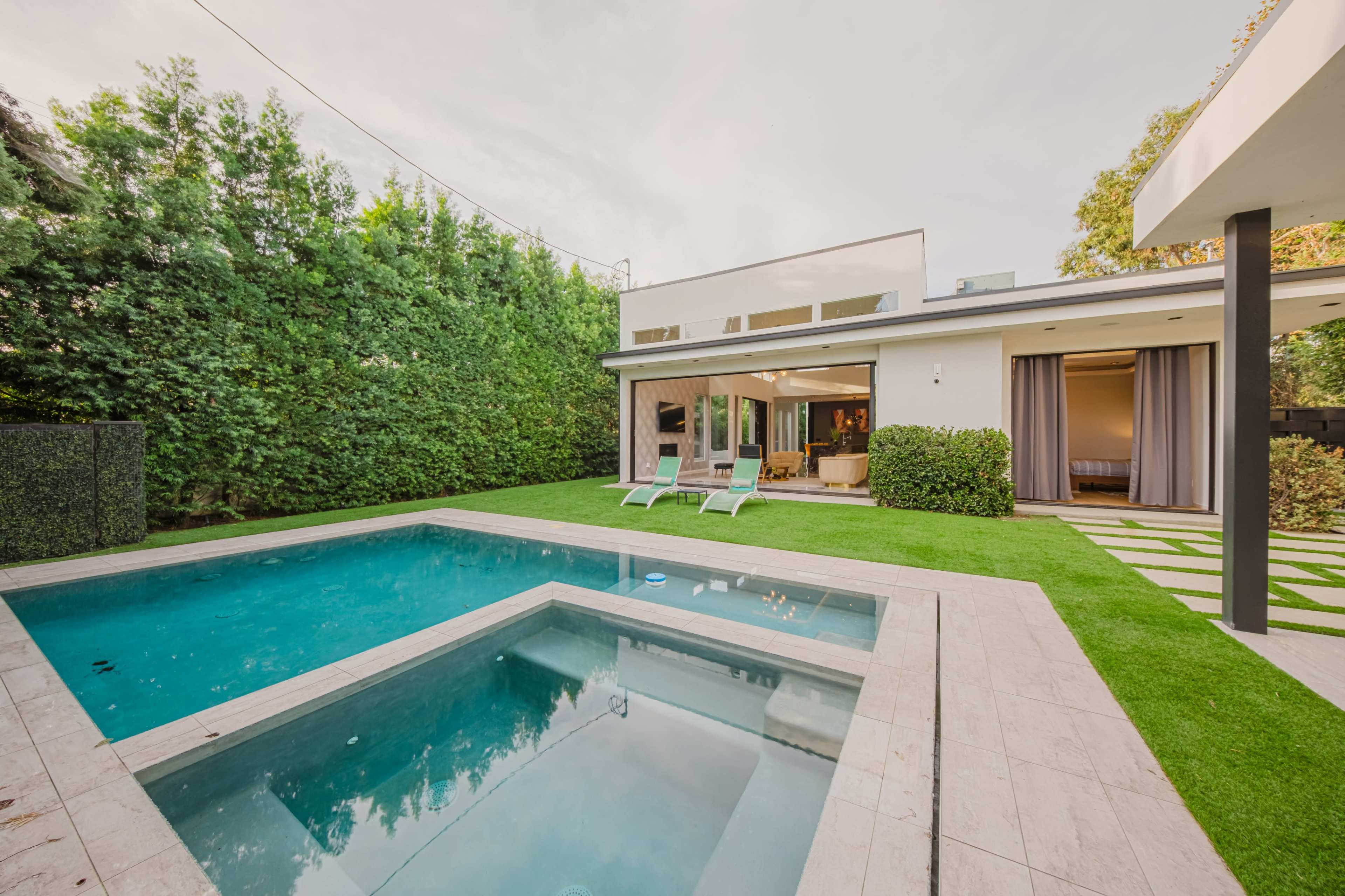 CHIC OASIS OF LIGHT AND LUXURY Image in Valley Village, Los Angeles, CA