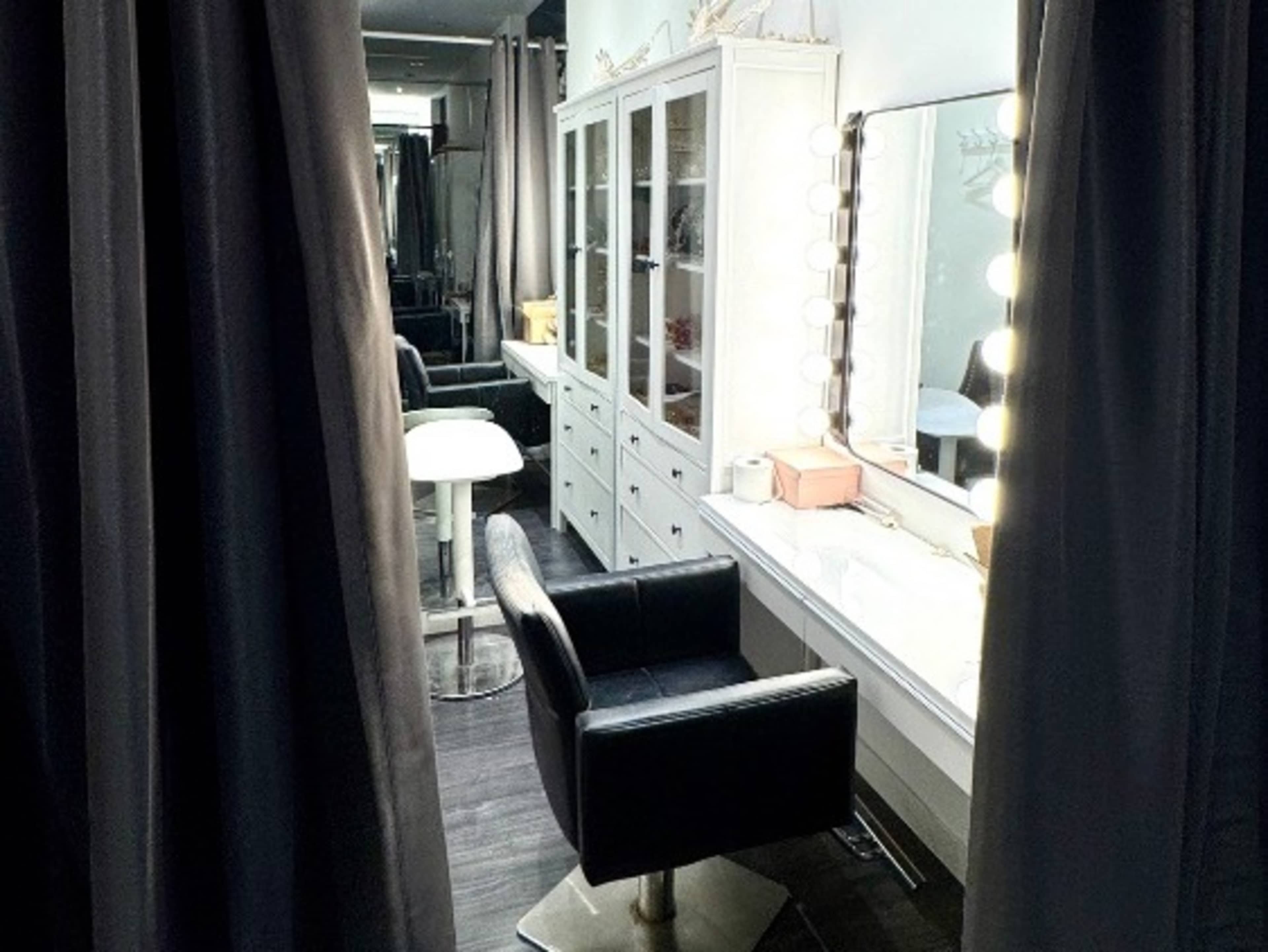 Private Makeup + Change room