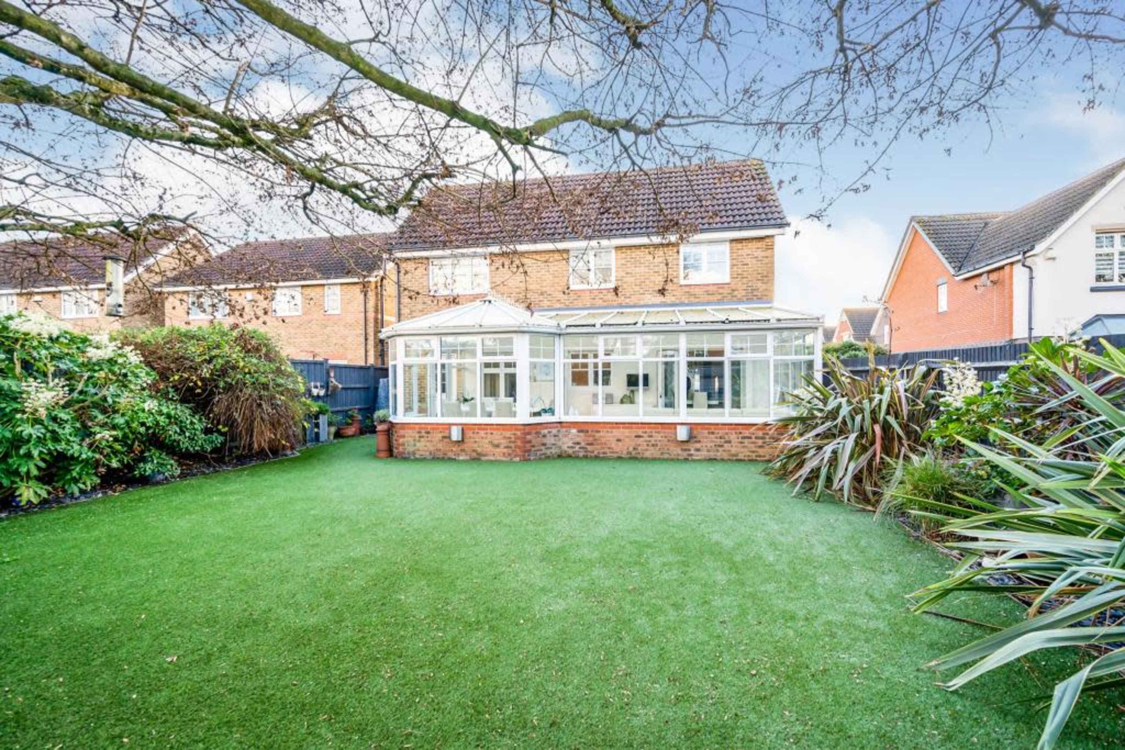 Nice Urban Home with Lush Green Views Image in Chessington, London