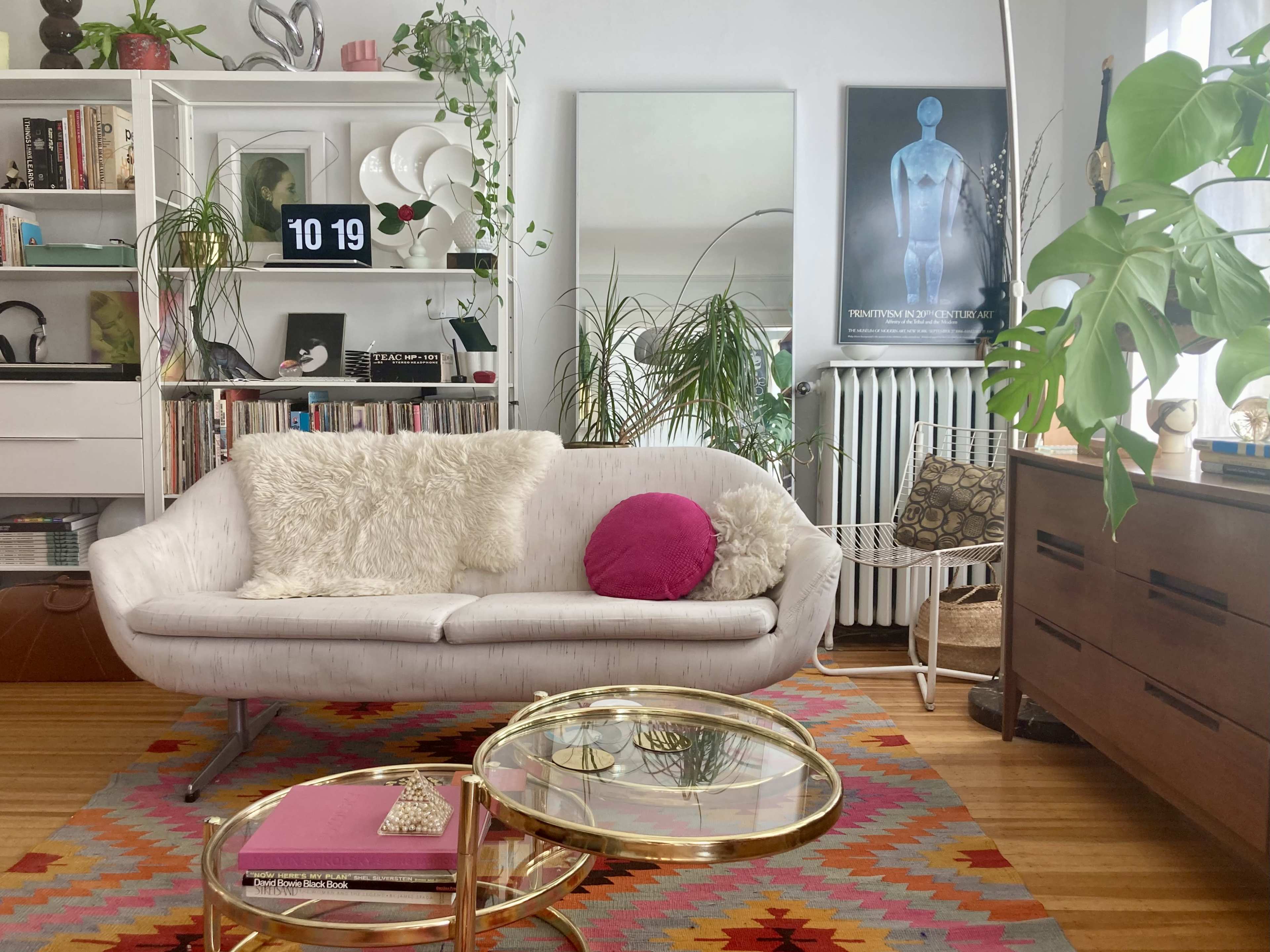 Cozy, vibrant, creative  mid-century mod studio apartment in a Georgian character building Image in Fairview, Vancouver, BC